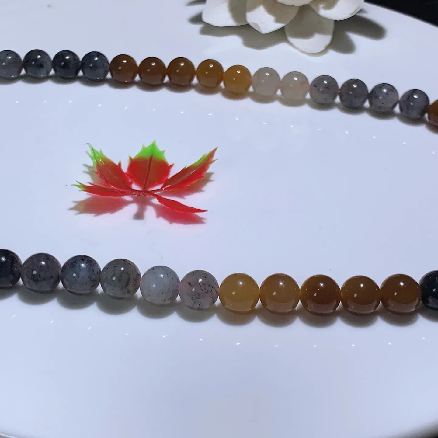 新疆和田玉楼兰三色项链。楼兰三色妈妈链。单颗尺寸8！玉质细腻油润。手推出油。佩戴高端典雅。lt251213