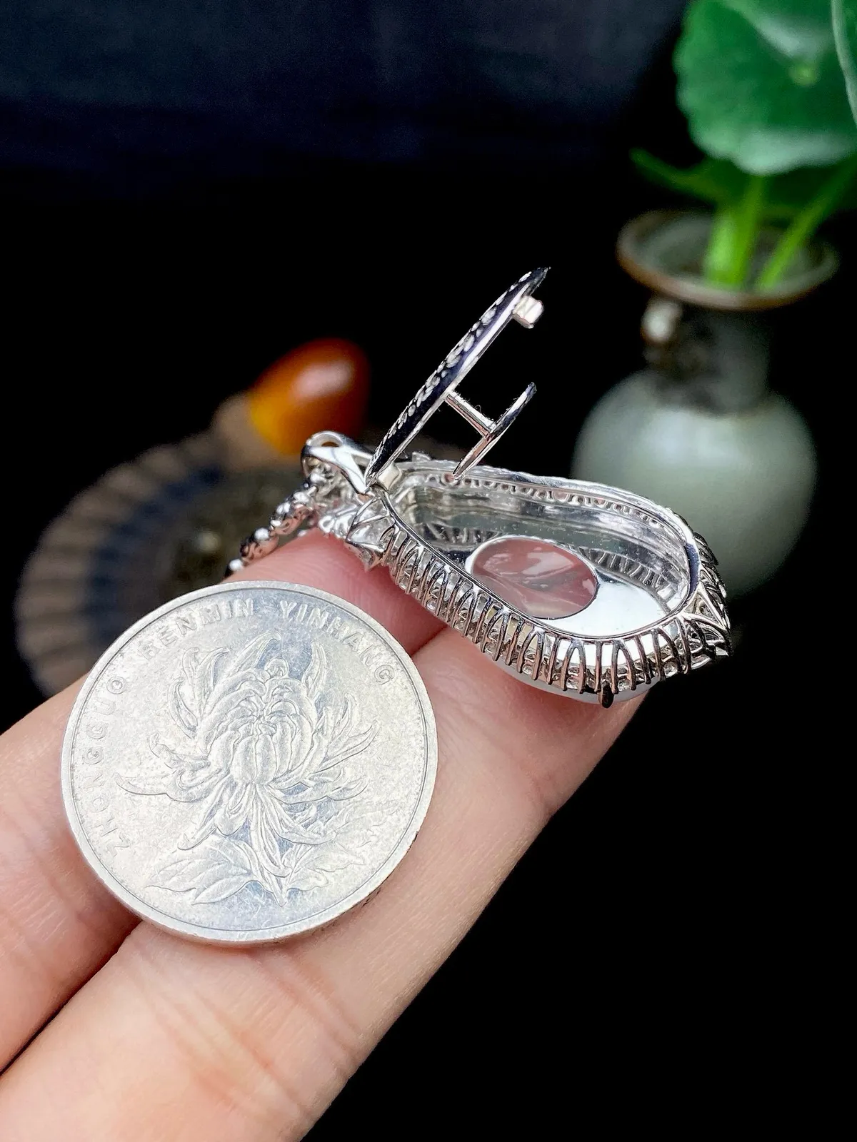 【冰种叶子】金枝玉叶，质地细腻，冰润透亮，光泽出众，18k金钻镶嵌，裸石尺寸23.8*14.7*3.7毫米