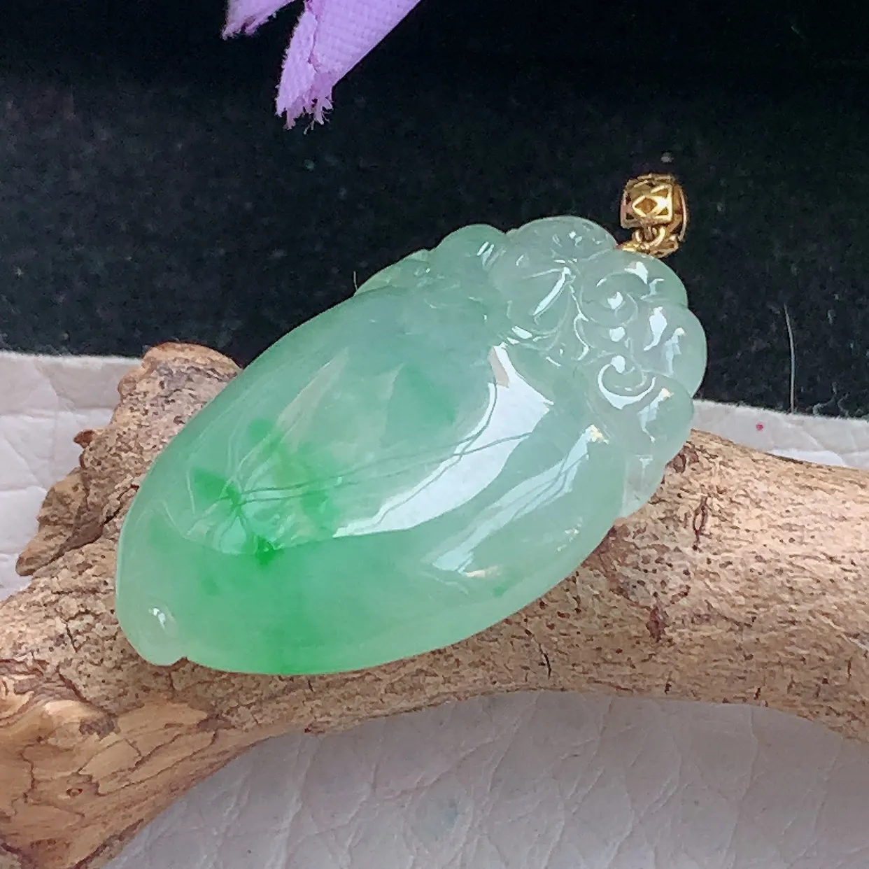 x54自然光27.8*17*6.8精美翡翠a货飘绿福瓜 玉瓜玉吊坠 玉挂件