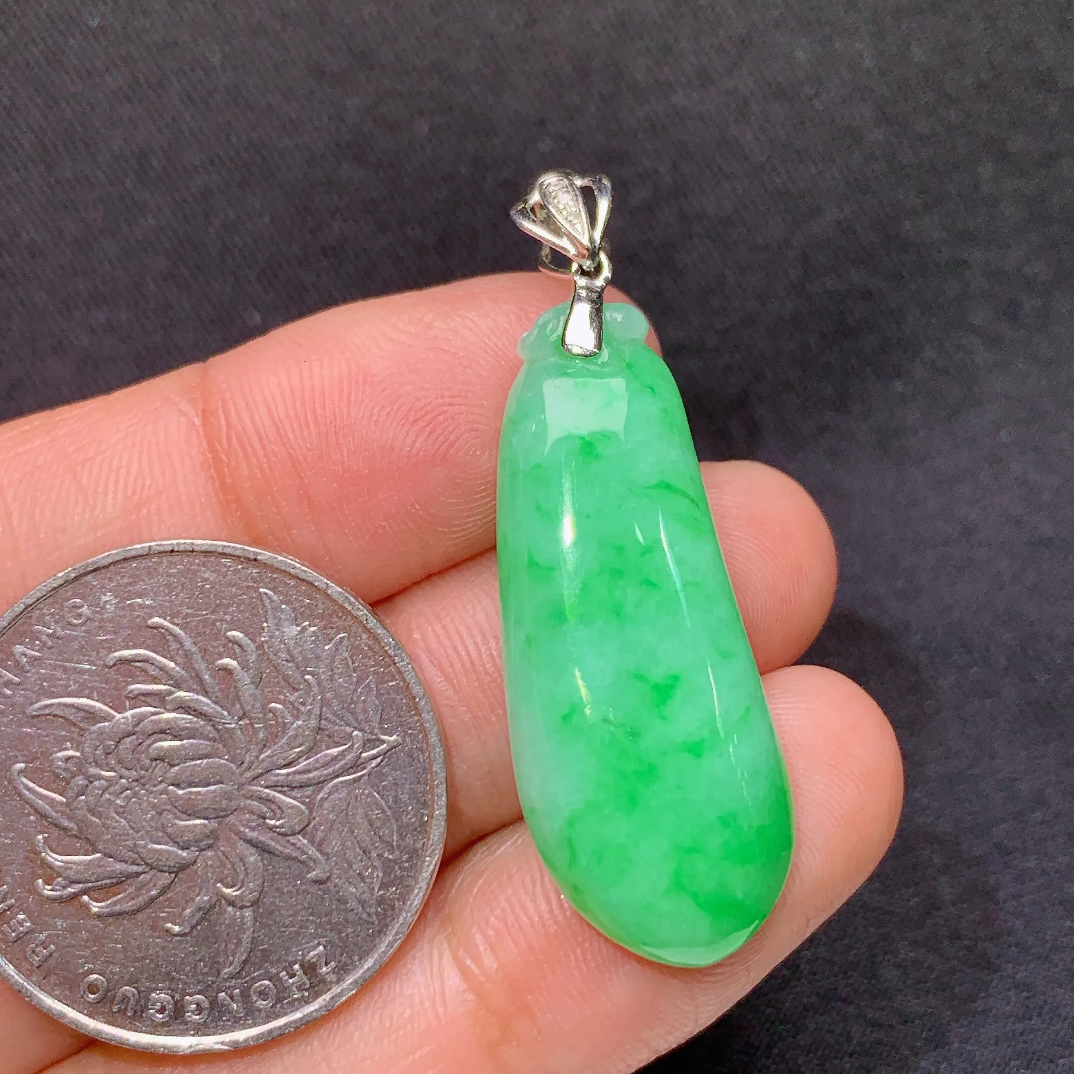 冰飘绿福瓜吊坠，18k金镶嵌，冰润色阳，玉质细腻，种水足，Wq裸石尺寸31.3*12.8*5.3