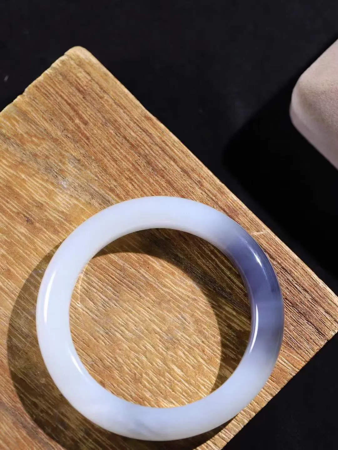 【婉约佳人.手镯】

精品️和田玉烟紫白双色手镯 玉质温润细腻 油性十足 手感舒适，高华雅逸，线条流畅，简约大气，美自天成，素雅高贵。佩戴于腕间，婉约之美，举手投足间透出那份低调奢华。重61.09克 内径55.5mm  尺寸12.1-9.5mm   FDA-781201233