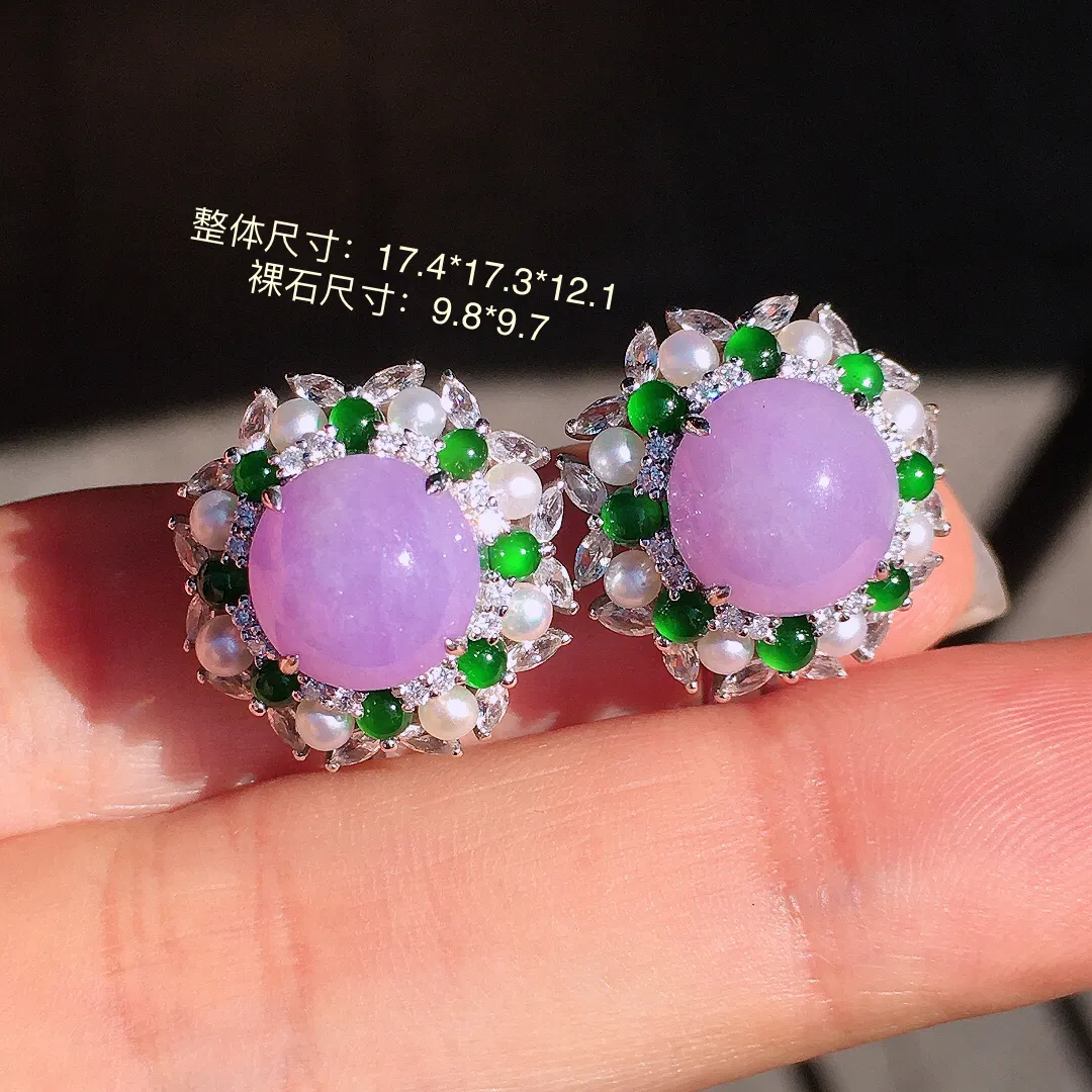 紫罗兰蛋面耳钉，色泽均匀艳丽，玉质细腻，饱满圆润，尽显优雅气质，18k
金豪华镶嵌