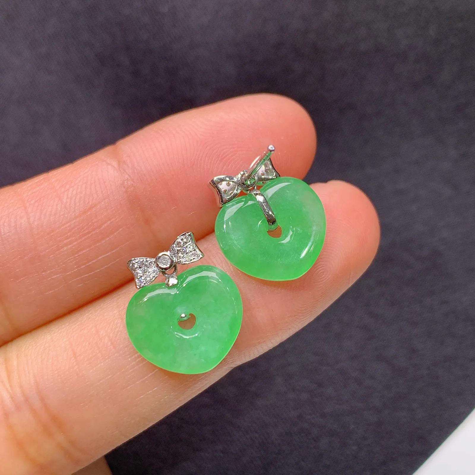 翠绿爱心耳坠，18k金镶嵌，简约时尚，冰润色阳，种水足，Be 尺寸10.5*12*2.3