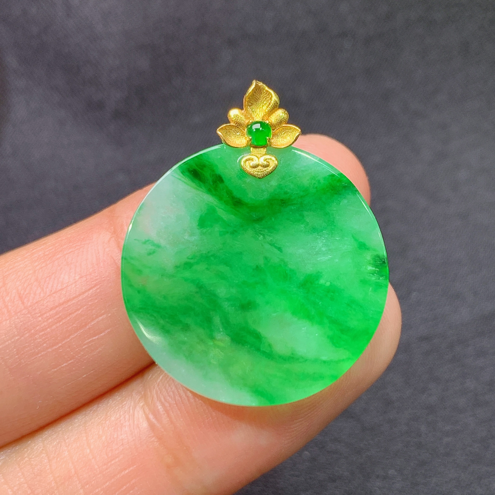飘绿圆牌吊坠，18k金镶嵌，冰润色阳，种水足，My 尺寸27.3*22.3*3