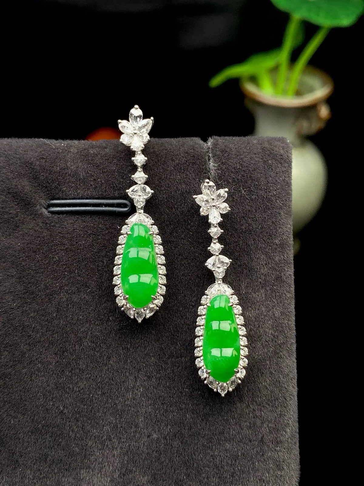 【冰种满绿福豆耳坠】种水上乘，阳绿色泽，纯净通透，收藏品质，18k金钻豪华镶嵌，裸石尺寸12.8*5.6*2.6毫米