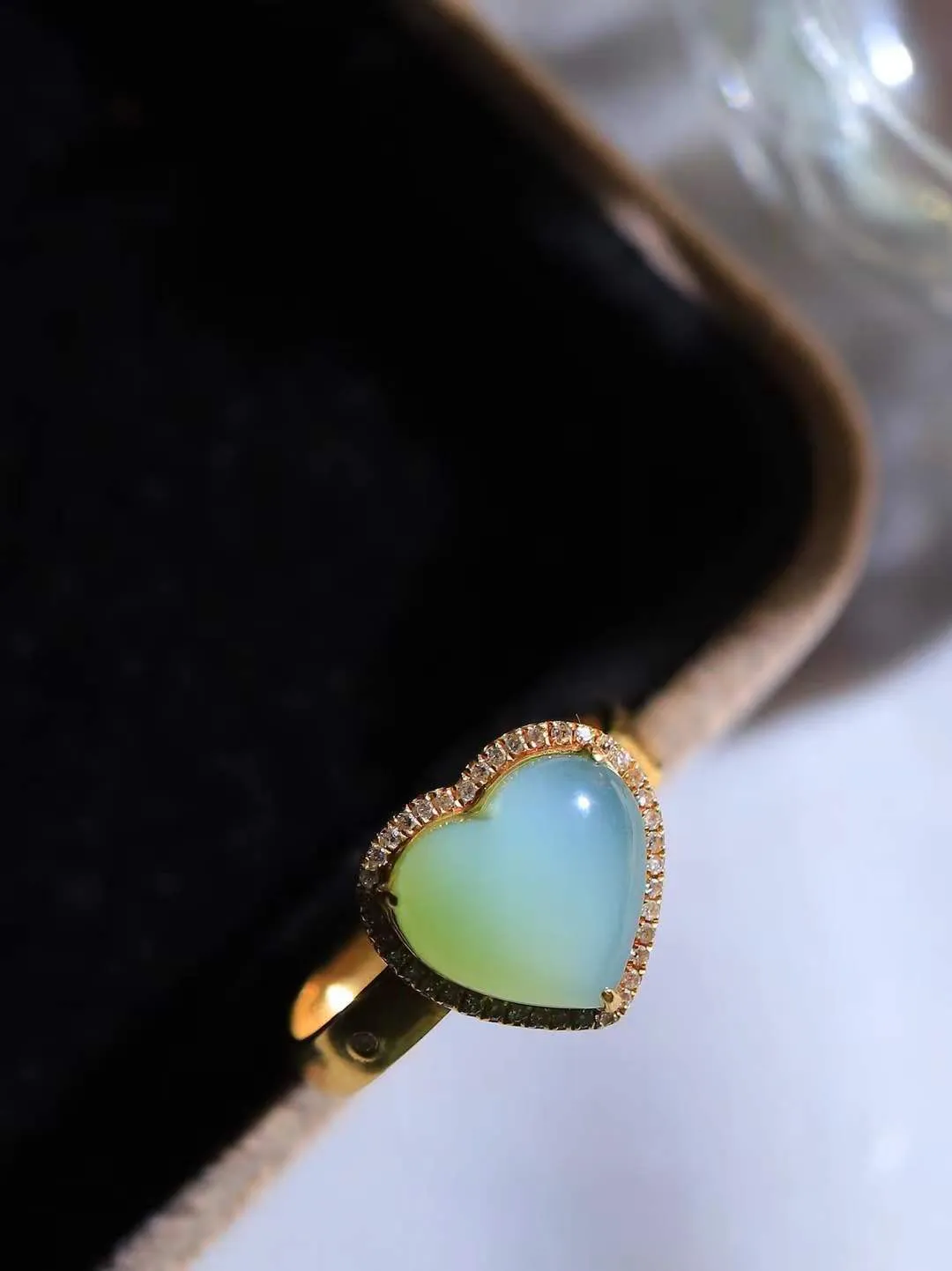 【金镶玉.心心相印.戒指】

精品️和田玉碧玉猫眼金镶玉爱心戒指 玉质细腻温润 油性十足 此件寓意获得希望与爱情，心心相印，幸福美满。 18K金镶嵌，精致时尚 （保真金 可检测贵金属18K金）重2.67克  尺寸16.8-10-10.3mm 791201276A