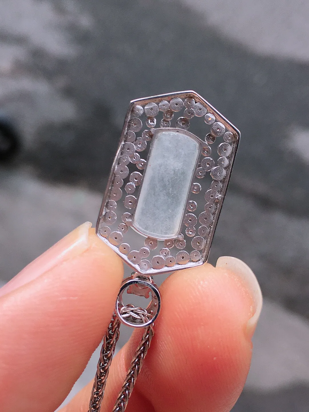 冰种无事牌吊坠，玉质细腻，荧光感超
强，饱满圆润，尽显优雅气质，18k
金豪华镶嵌