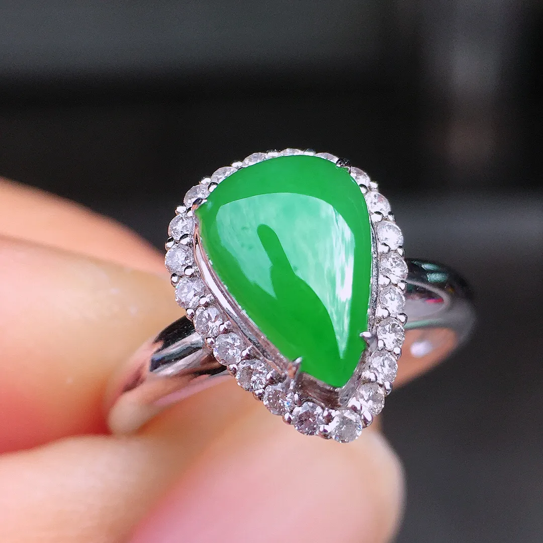 阳绿水滴戒指，色泽均匀艳丽，玉质细腻，荧光感超
强，饱满圆润，尽显优雅气质，18k
金豪华镶嵌