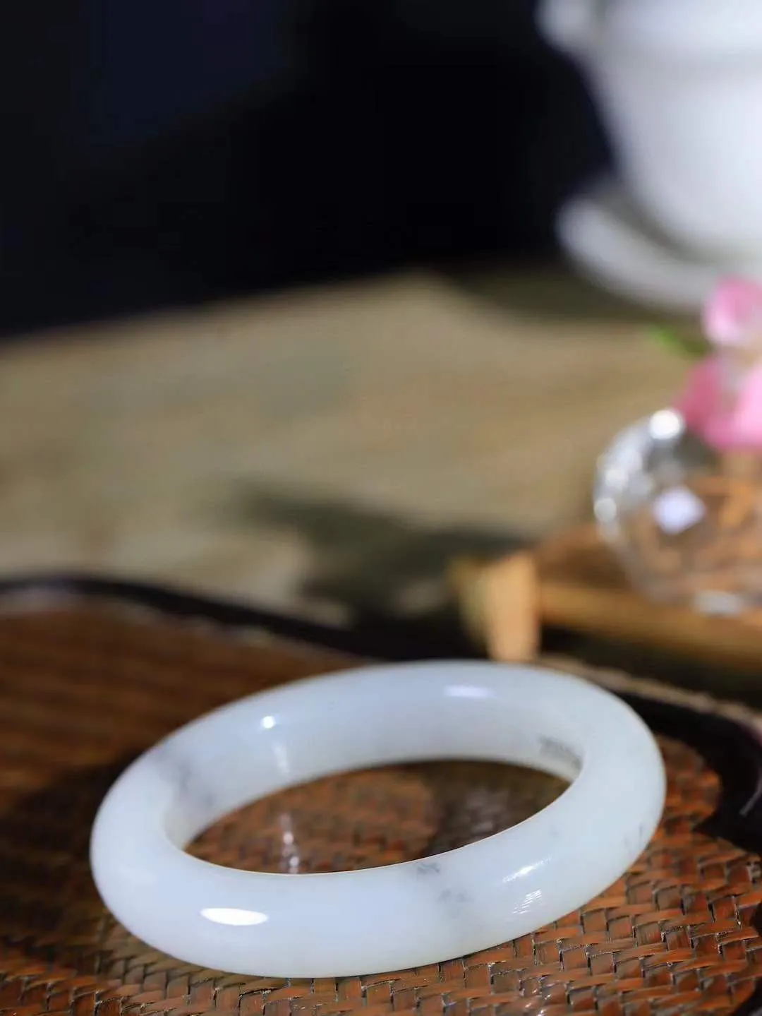 【情有独钟.手镯】

精品和田玉双色手镯 玉质温润细腻 油性十足 手感舒适，高华雅逸，线条流畅，简