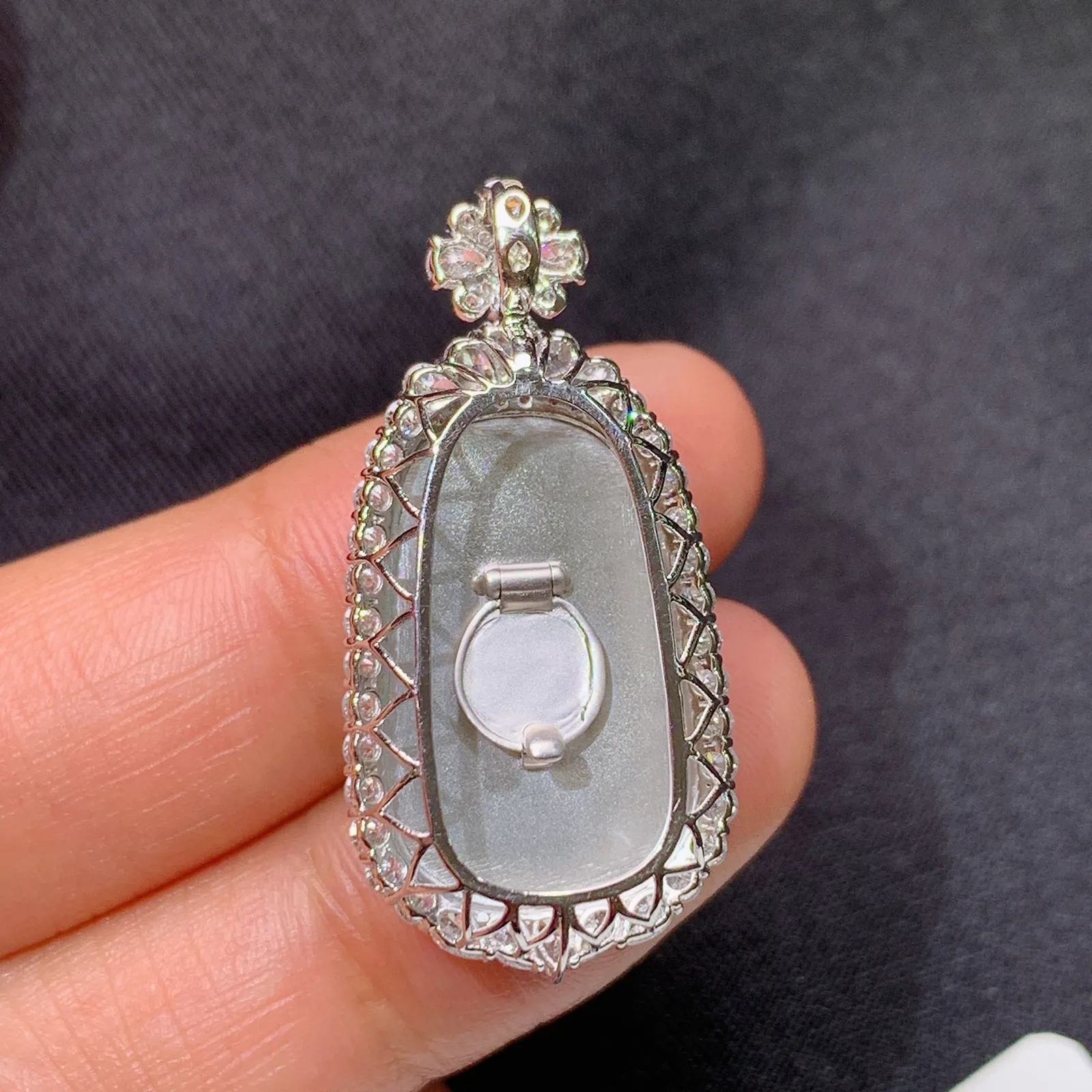 冰阳绿如意吊坠，18k金镶嵌，冰润色阳，玉质细腻，种水足，B1 尺寸33.3*16.5*8.4