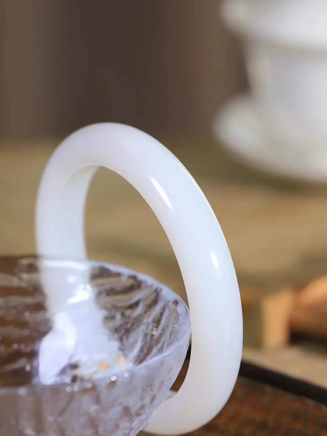 【花样年华·手镯】

精品和田玉白玉手镯，质地油润细腻，色泽高贵典雅，镯型古朴典雅。在诗情画意的雨巷相遇，你是我腕间的一抹风情，有你眸有深情，清风荡漾湖间静水，我愿俯身低眉，在烟波涟漪处，寻你深情倩影。内径56.5mm尺寸11.8-8.5mm 重52.5克。fDL-36120788