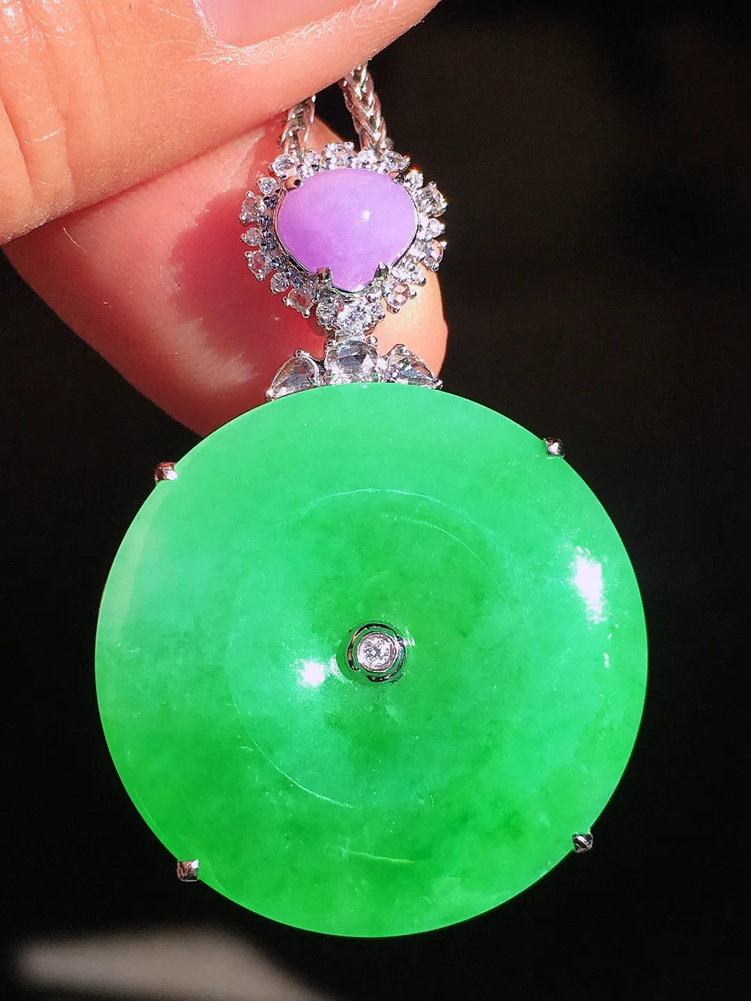 阳绿平安扣吊坠，色泽均匀艳丽，玉质细腻，荧光感超
强，饱满圆润，尽显优雅气质，18k
金豪华镶嵌