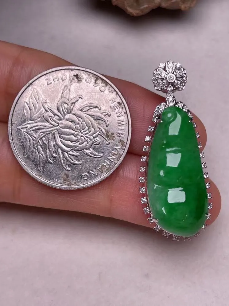 冰糯种辣色福豆吊坠、真金真钻镶嵌，种水好，玉质细腻 .裸石尺寸 25.3*11.5