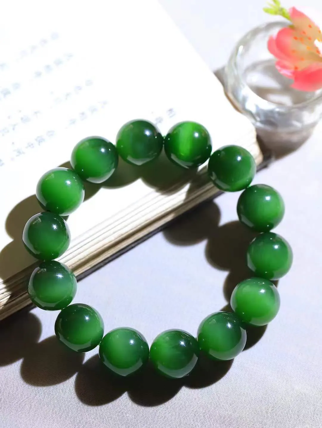 （猫眼手串）

典藏级臻品和田玉碧玉猫眼圆珠手串 质地温润灵动 猫眼儿般的光中，有波光潋滟，也有梦幻清韵。行走于市井的喧嚣，相顾不言，便得清欢。重88.4克 尺寸取一15.8mmFDT-23120753