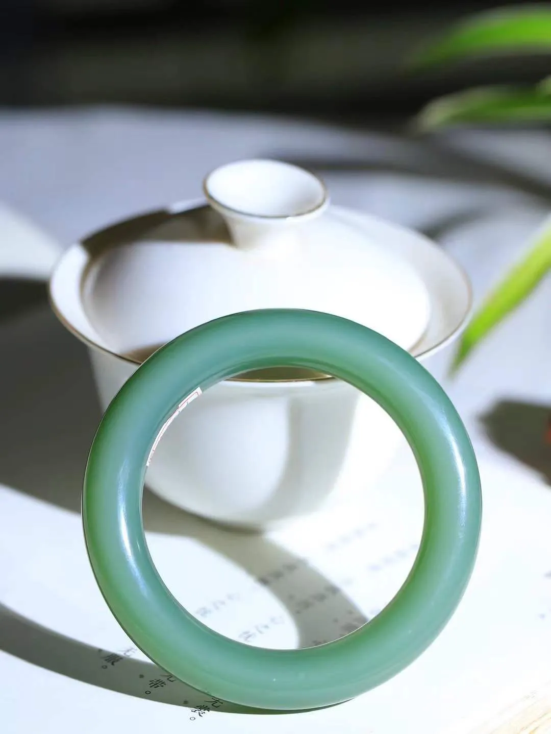 【碧色荡漾·手镯】

收藏级传家臻品和田玉碧玉猫眼手镯，玉质细腻温润，手感舒适，️线条流畅，简约大气，美自天成，佩戴于腕间，婉约之美，举手投足间透出那份低调奢华，醉人心扉。重65.32克  内径圈口54mm  尺寸11.6-11.5mm  FDA-661201233