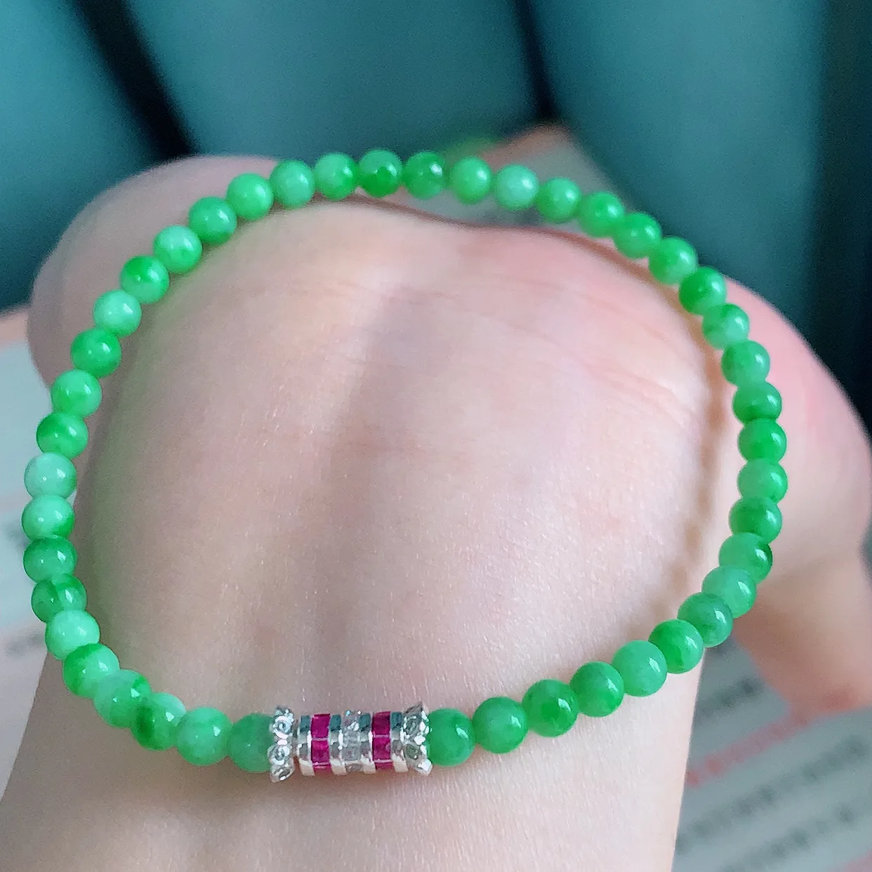 自然光实拍   冰润满绿翡翠手串手链，款式新颖，佩戴效果时尚出众 尽显气质，玉质细腻，美感十足 #004.1取一尺寸4mm