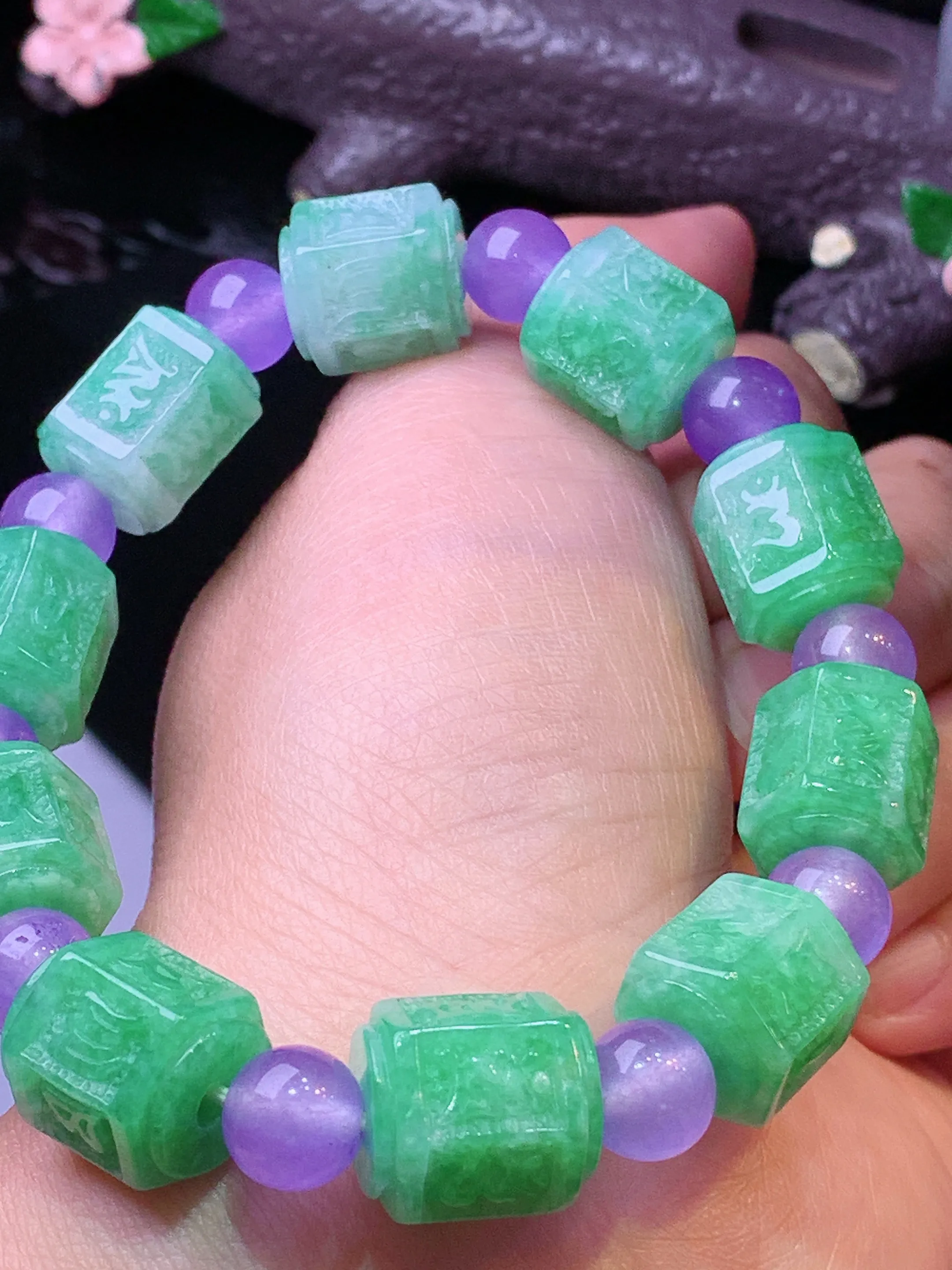 飘绿雕花路路通手链 玉质细腻 水润亮眼 色泽艳丽 整体尺寸11.3*11.3*13.3