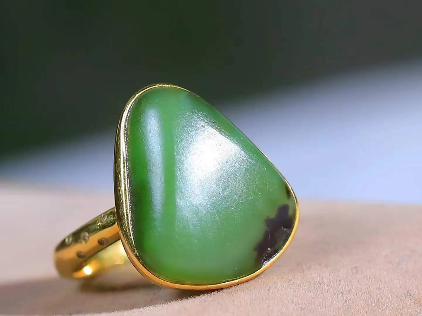 【金镶玉.戒指】

精品和田玉碧玉18k金戒指 玉质细腻温润 油性十足 ，不论时光如何流转变化，这枚