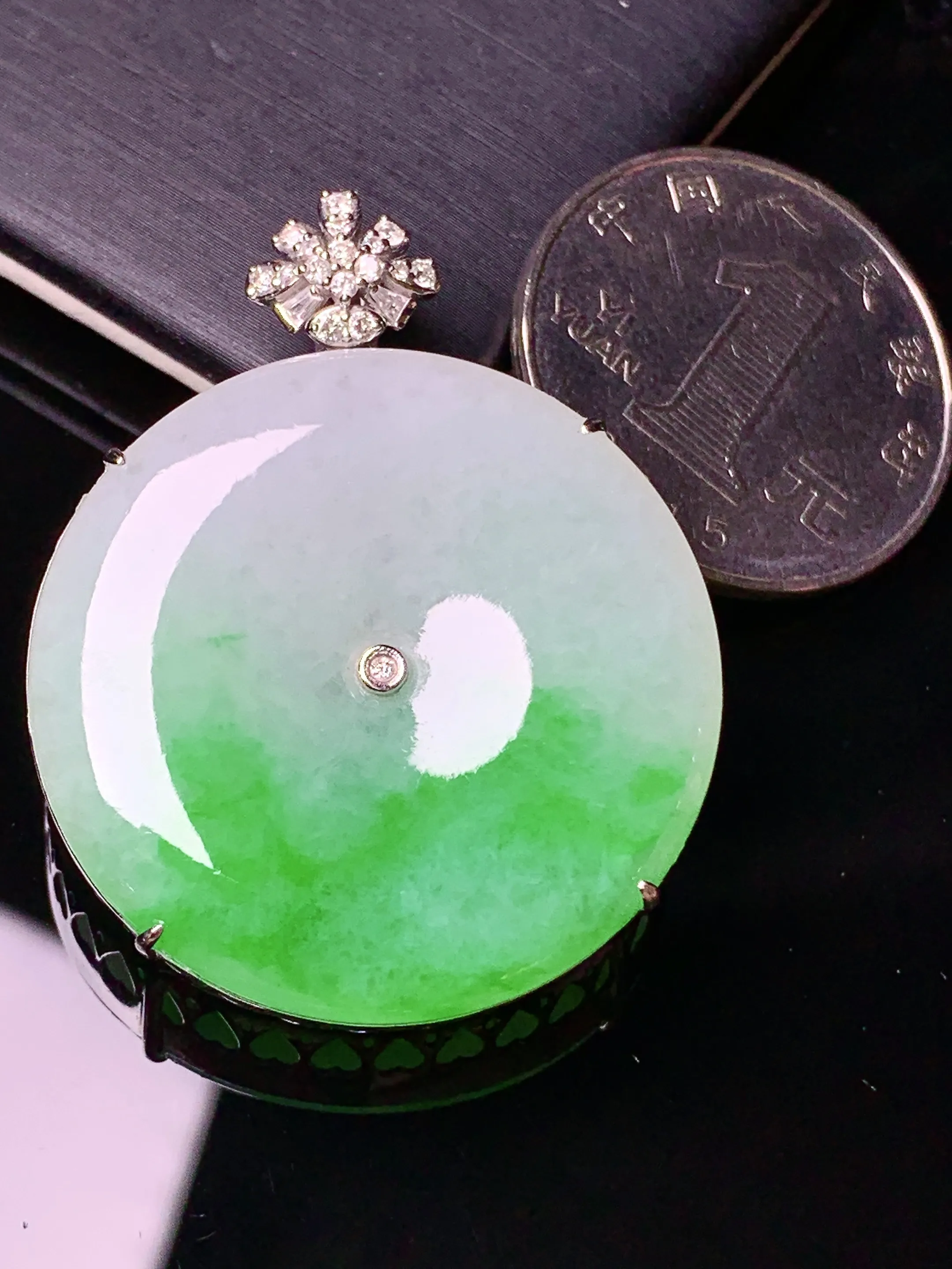 18k金钻镶嵌飘绿平安扣吊坠 玉质细腻 水润亮眼 色泽艳丽 整体尺寸40.2*32*7.6