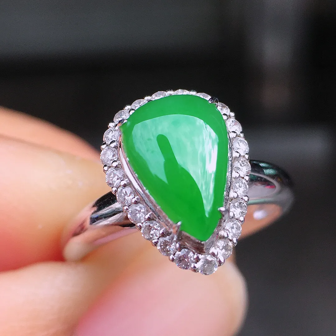 阳绿水滴戒指，色泽均匀艳丽，玉质细腻，荧光感超
强，饱满圆润，尽显优雅气质，18k
金豪华镶嵌