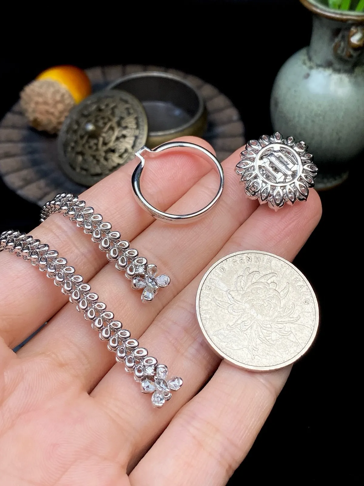 【冰种满绿平安扣手链、戒指两用款】质地非常细腻，冰润十足，种老冰透，18k金钻镶嵌，裸石尺寸18.2*8.9毫米，收藏品质