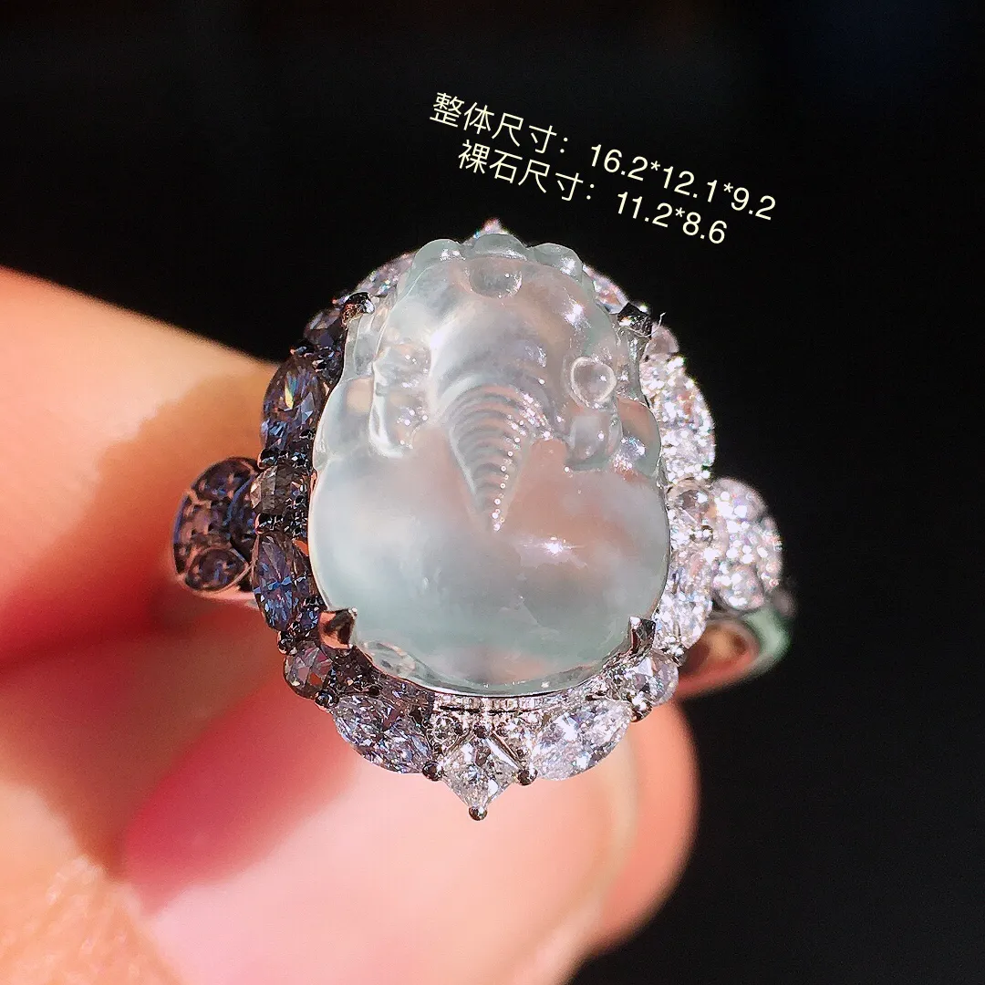 冰种貔貅戒指，玉质细腻，荧光感超
强，饱满圆润，尽显优雅气质，18k
金豪华镶嵌