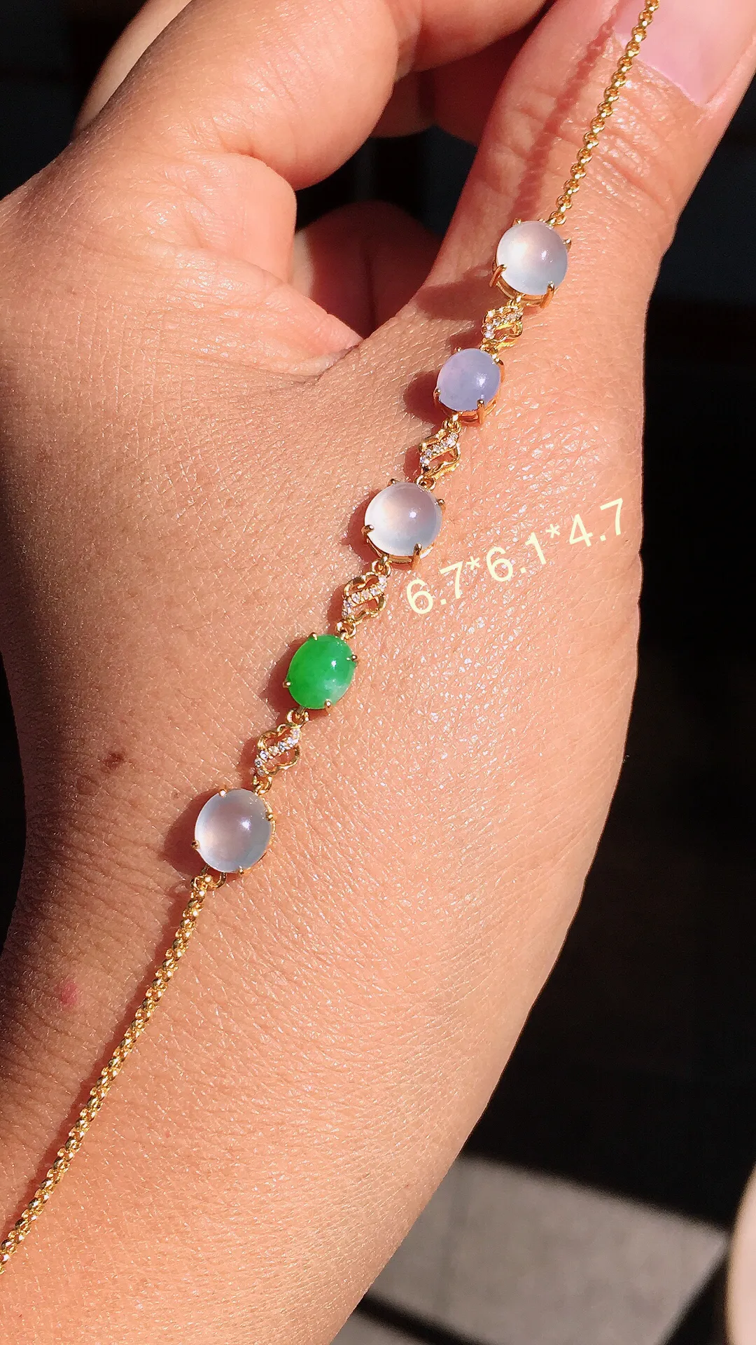 三彩蛋面手链，色泽均匀艳丽，玉质细腻，荧光感超
强，饱满圆润，尽显优雅气质，18k
金豪华镶嵌