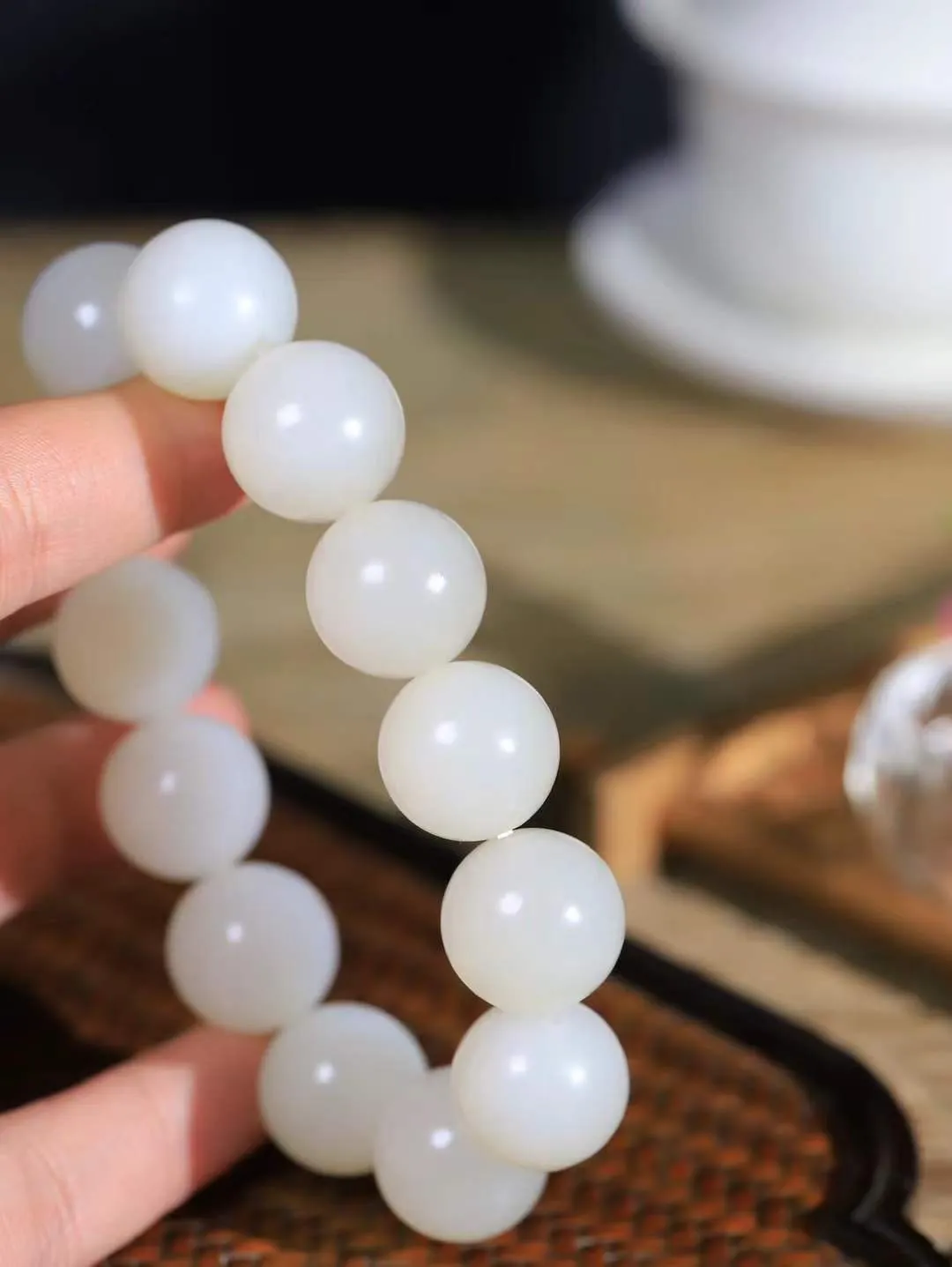 【珠圆玉润.手串】

精品和田玉白玉珠圆玉润手串 玉质温润细腻  整串打磨圆润，佩戴舒适。珠珠落玉盘，间关莺语花底滑，一生美好时光，无论身在何处，都有它相伴相守。事事顺遂，幸福美满，吉祥如意。重106.6克 尺寸取一17.6mm  FDL-791201268
