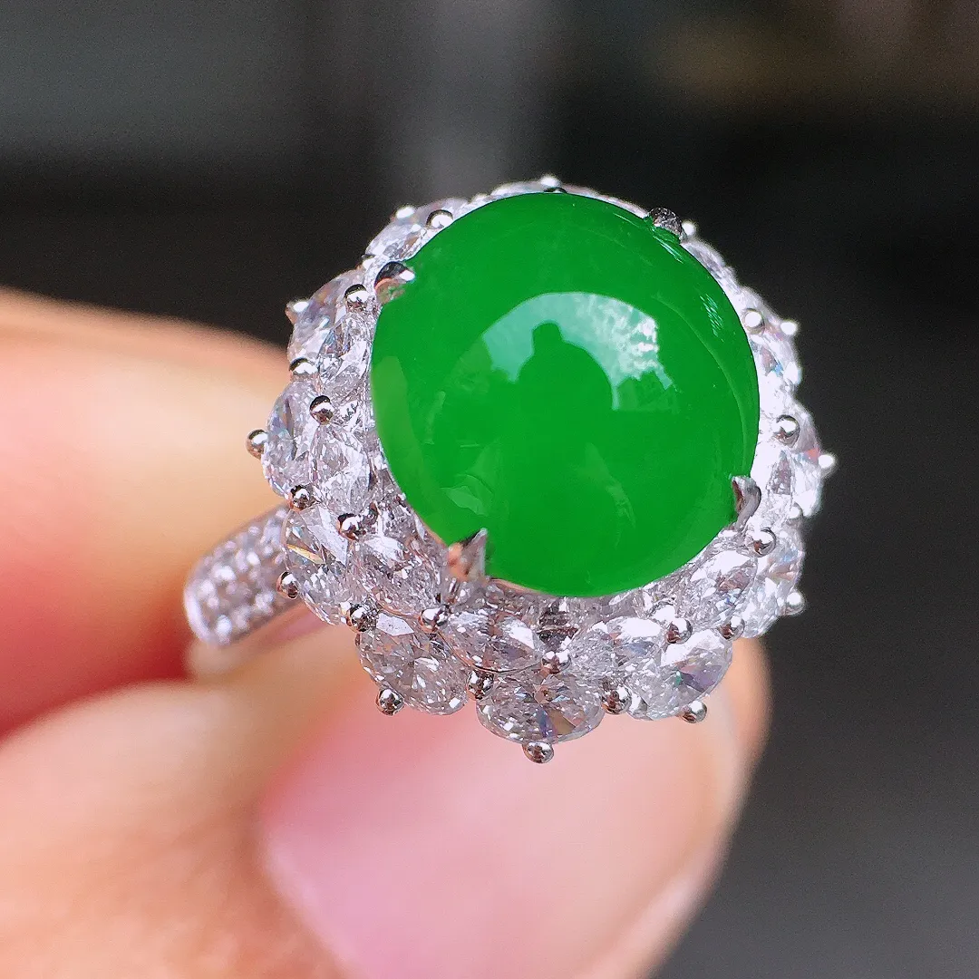 阳绿蛋面戒指，色泽均匀艳丽，玉质细腻，荧光感超
强，饱满圆润，尽显优雅气质，18k
金豪华镶嵌