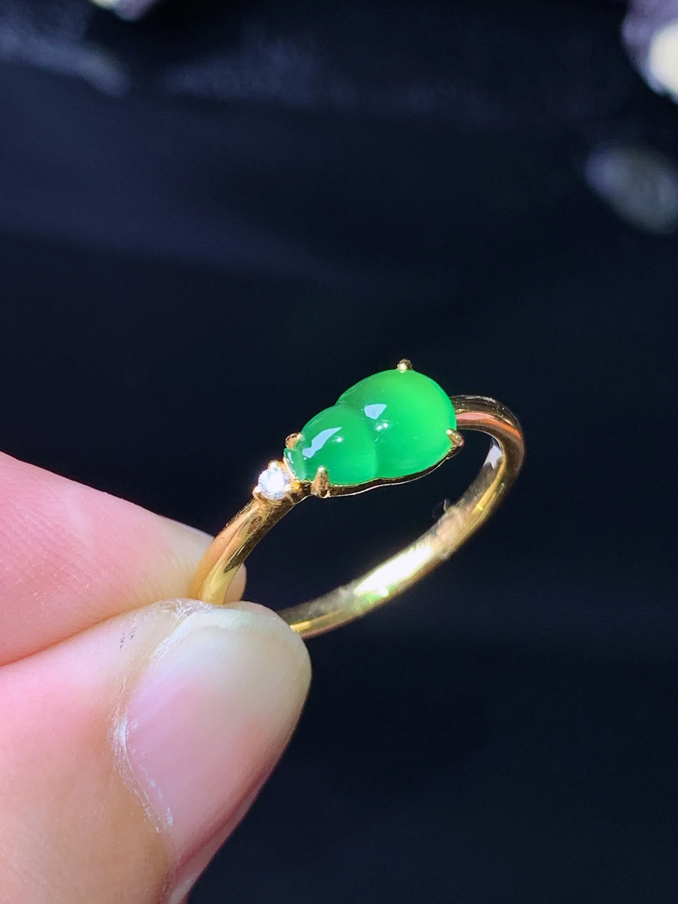 18k金钻镶嵌翠绿葫芦戒指 玉质细腻 水润亮眼 色泽艳丽 圈口10.5 裸石尺寸8*5.2*2.5