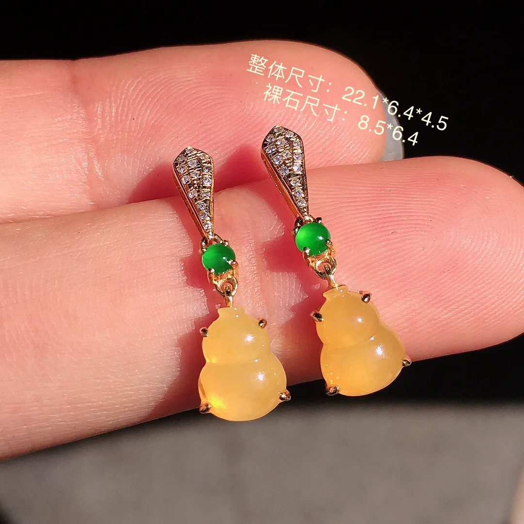 黄翡葫芦耳坠，色泽均匀艳丽，玉质细腻，荧光感超
强，饱满圆润，尽显优雅气质，18k
金豪华镶嵌