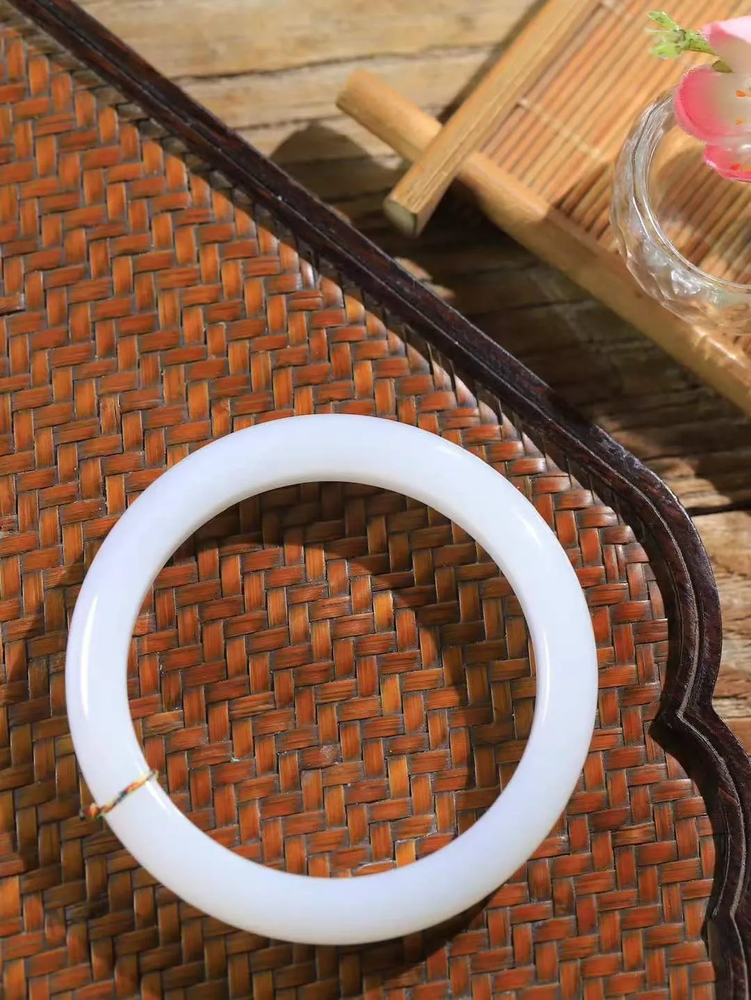 【花样年华·手镯】

精品和田玉白玉手镯，质地油润细腻，色泽高贵典雅，镯型古朴典雅。在诗情画意的雨巷相遇，你是我腕间的一抹风情，有你眸有深情，清风荡漾湖间静水，我愿俯身低眉，在烟波涟漪处，寻你深情倩影。内径56.5mm尺寸11.8-8.5mm 重52.5克。fDL-36120788