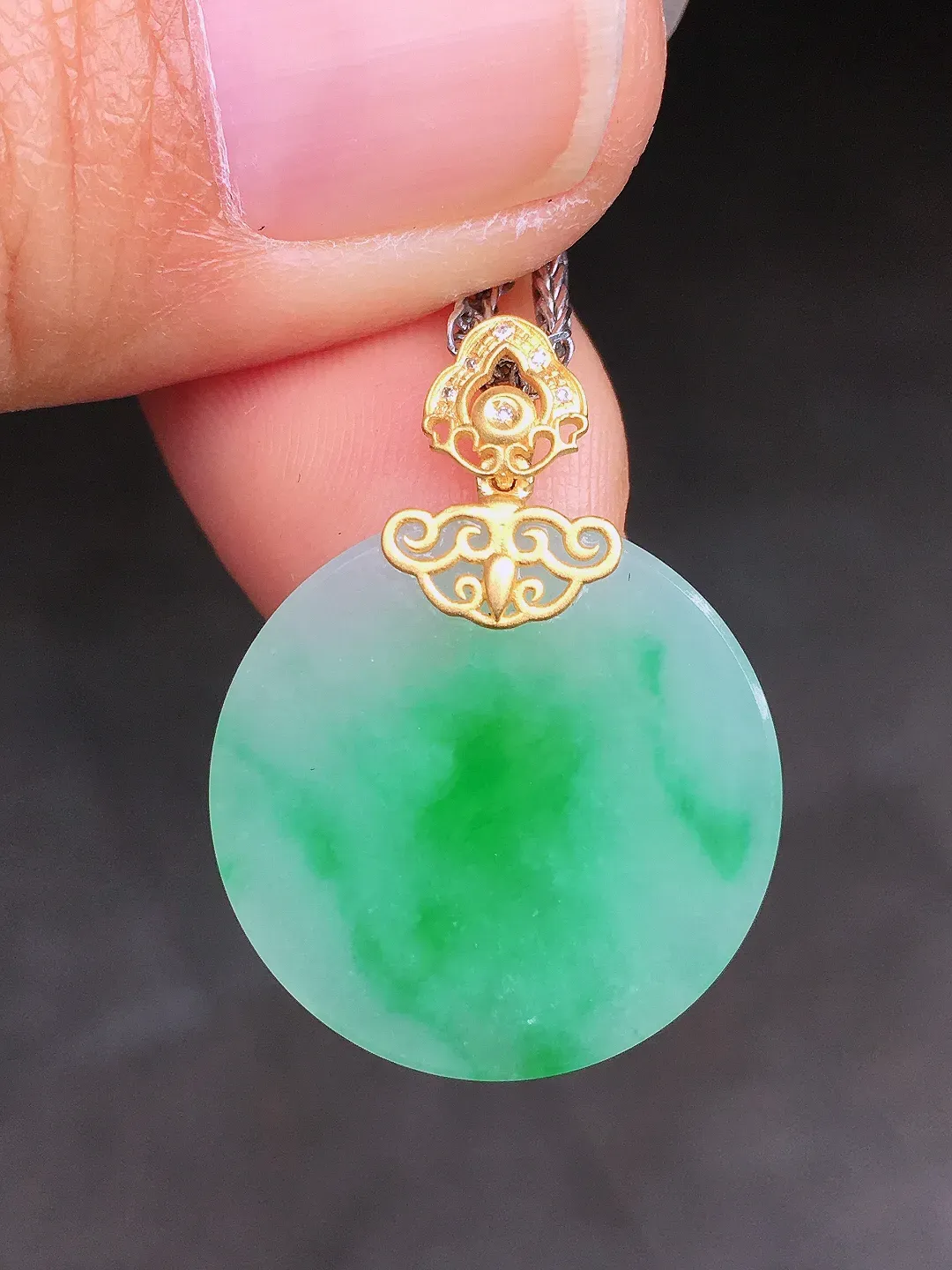 飘绿平安扣吊坠，色泽艳丽，玉质细腻，荧光感超
强，饱满圆润，尽显优雅气质，18k
金豪华镶嵌