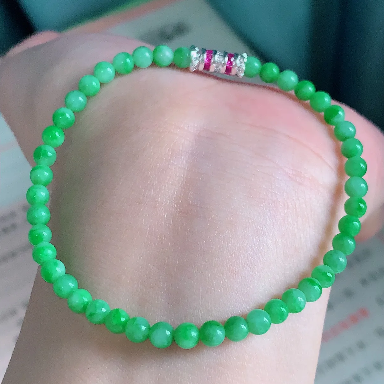 自然光实拍   冰润满绿翡翠手串手链，款式新颖，佩戴效果时尚出众 尽显气质，玉质细腻，美感十足 #004.1取一尺寸4mm