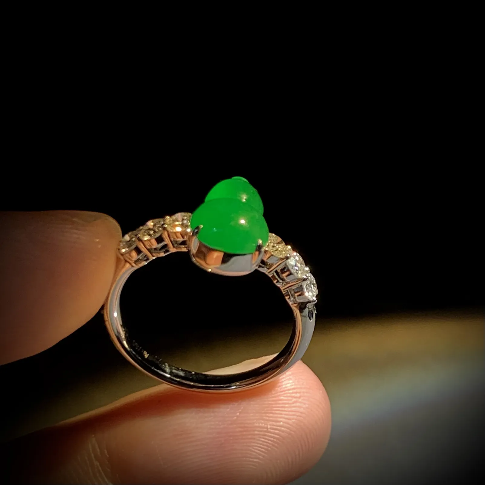 高质量辣绿葫芦戒指，裸石9.8-7.2-3.5mm，
14#，18K金，南非钻，3.78g，