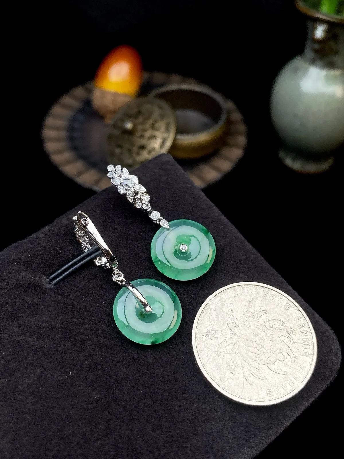 【冰种飘绿平安扣耳坠】质地细腻，冰感十足，通透闪亮，18k金钻镶嵌，裸石尺寸13.8*2.8毫米