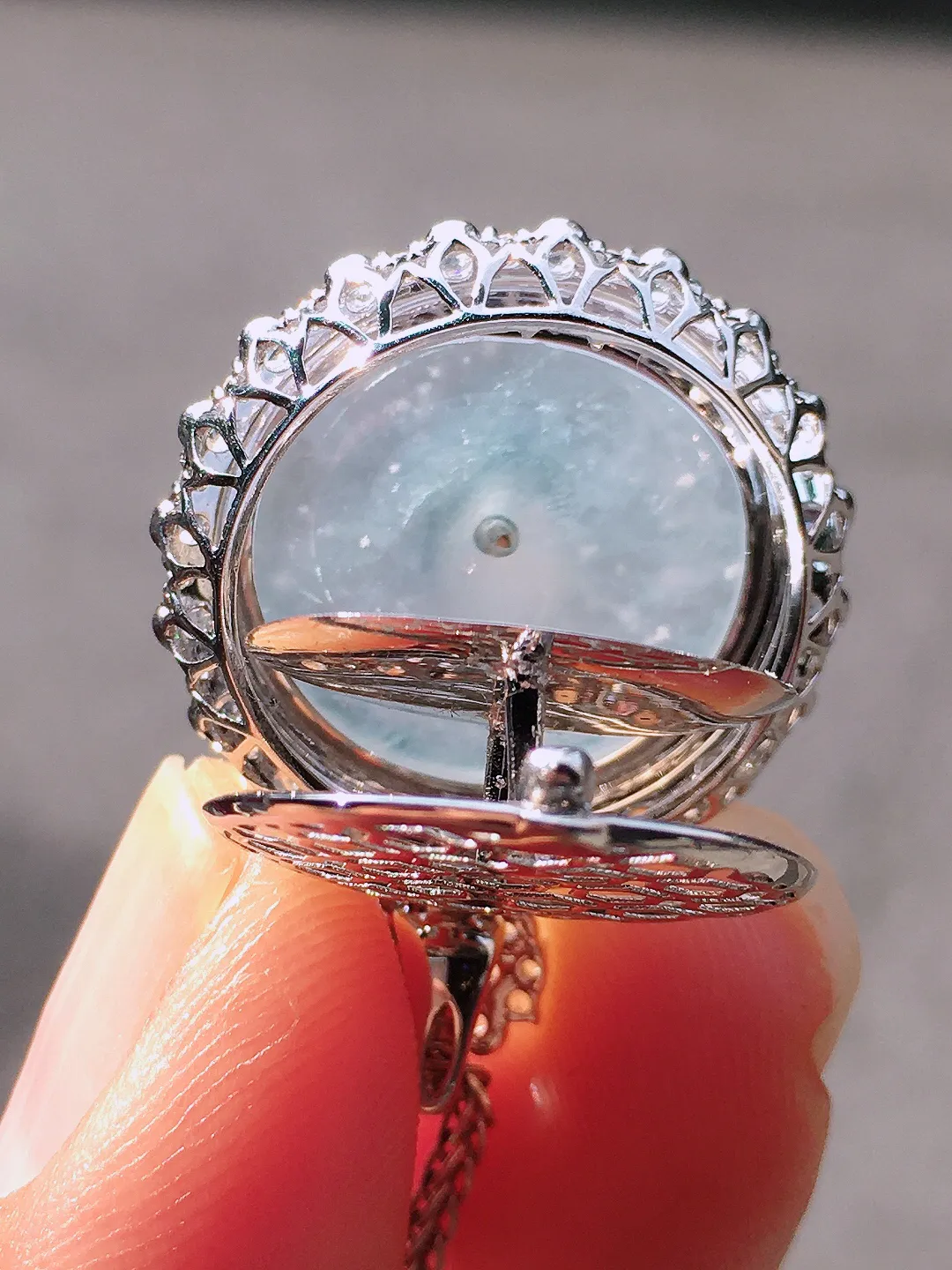 冰种平安扣吊坠，玉质细腻，荧光感超
强，饱满圆润，尽显优雅气质，18k
金豪华镶嵌