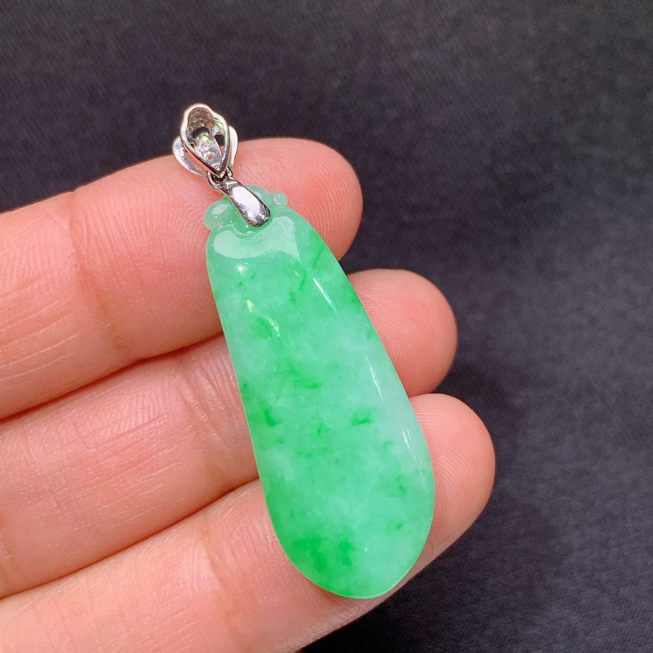 冰飘绿福瓜吊坠，18k金镶嵌，冰润色阳，玉质细腻，种水足，Wq裸石尺寸31.3*12.8*5.3