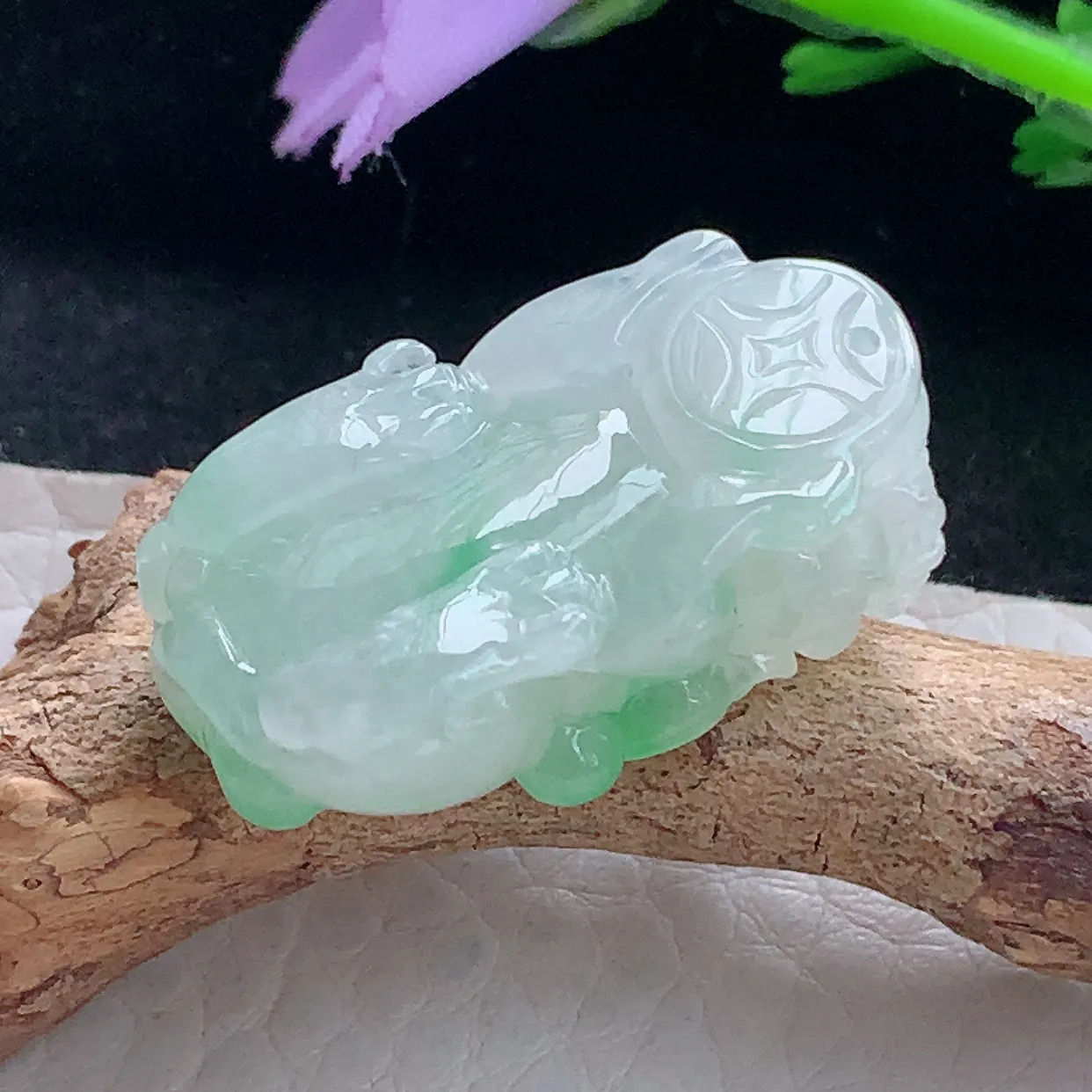 x54自然光30*15.6*12精美翡翠a货冰飘绿招财貔貅 玉皮休玉吊坠 玉挂件