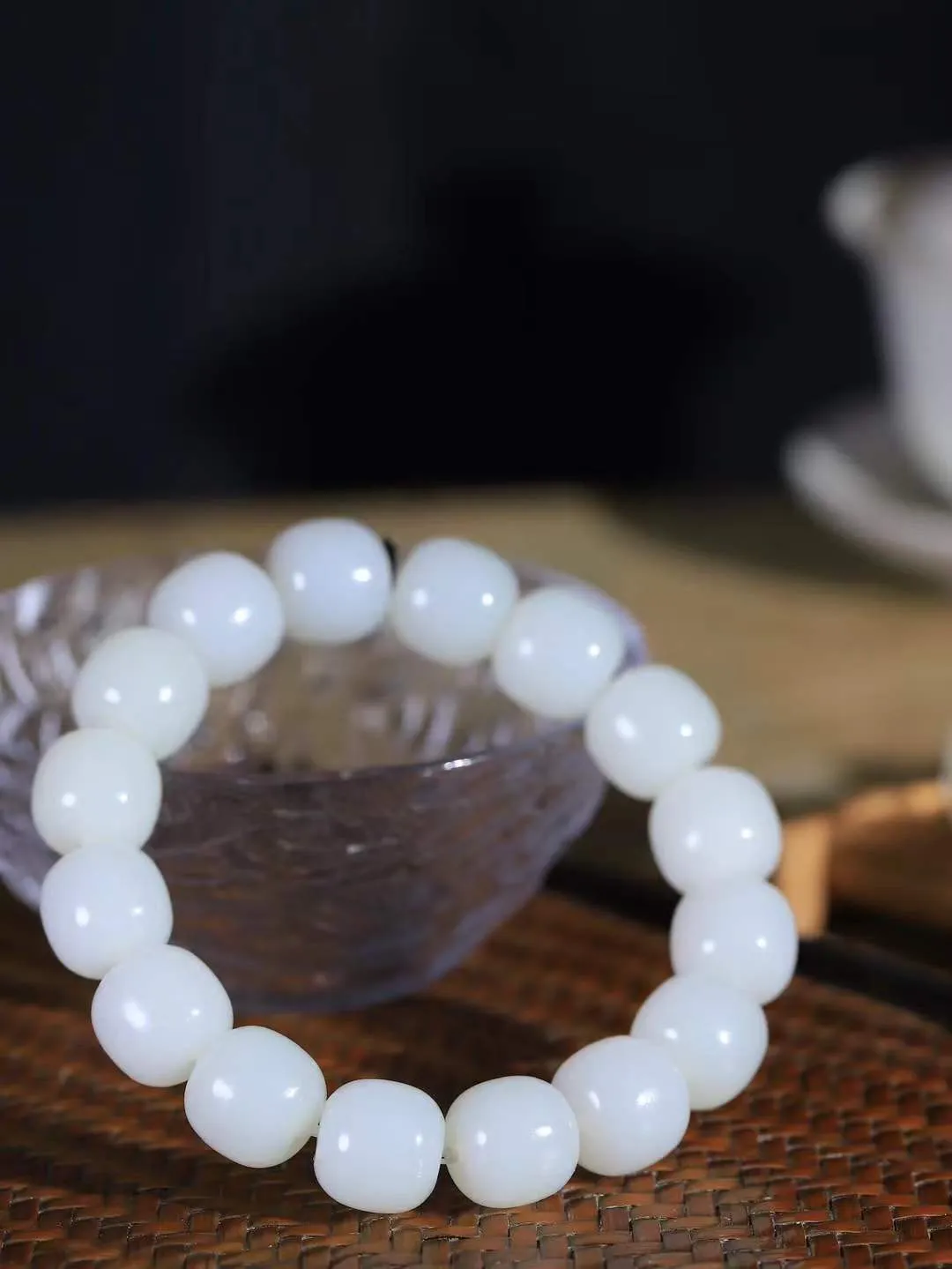 （老型珠.手串）

精品和田白玉老型珠手串，也可做手持，玉质细腻油润 饱满光滑 质朴无华，悠远简单，人心境界远，百世修炼深，心灵常驻善意持，觉悟人生百世修。重69.7克    尺寸取一12.5-13.8mm    541201201L