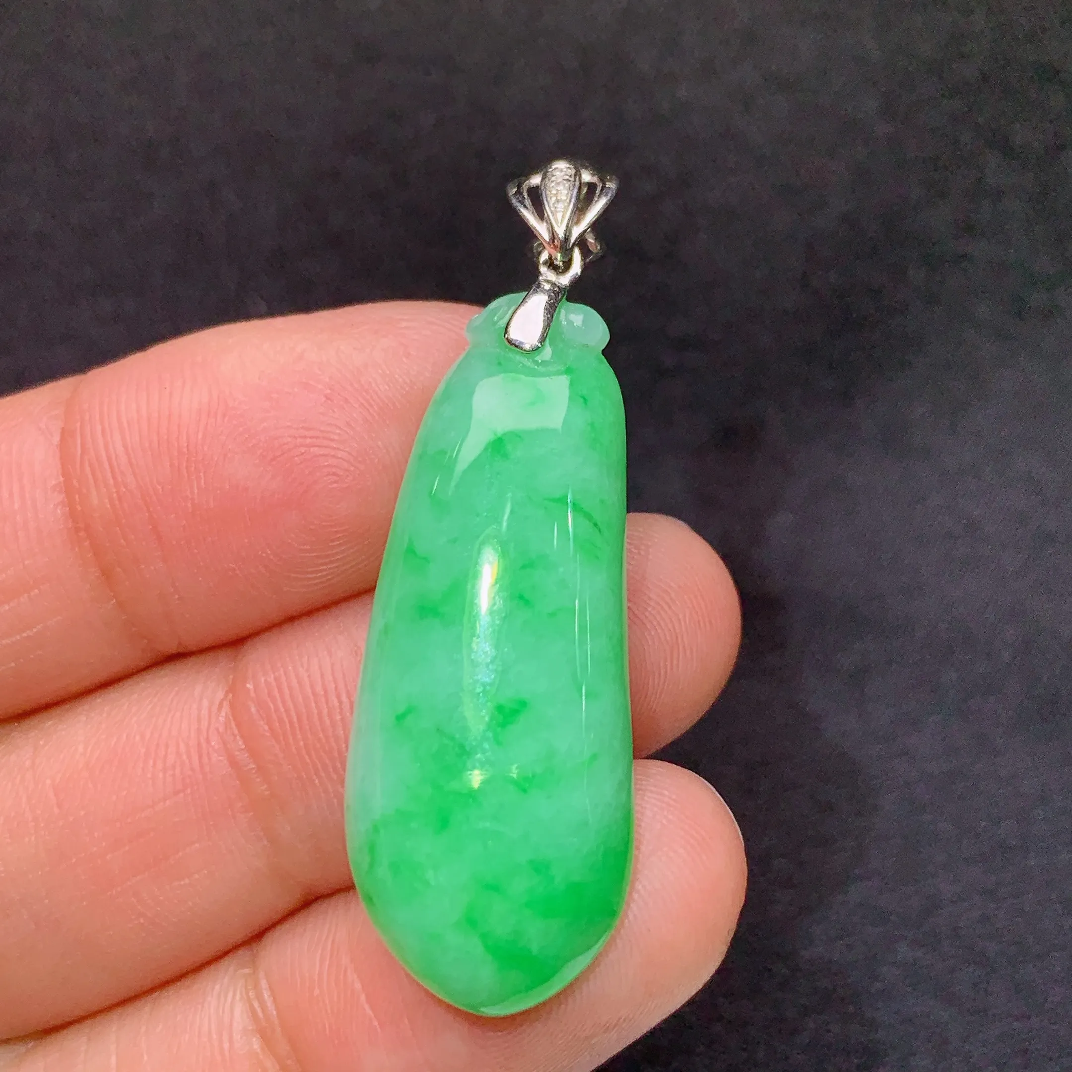冰飘绿福瓜吊坠，18k金镶嵌，冰润色阳，玉质细腻，种水足，Wq裸石尺寸31.3*12.8*5.3
