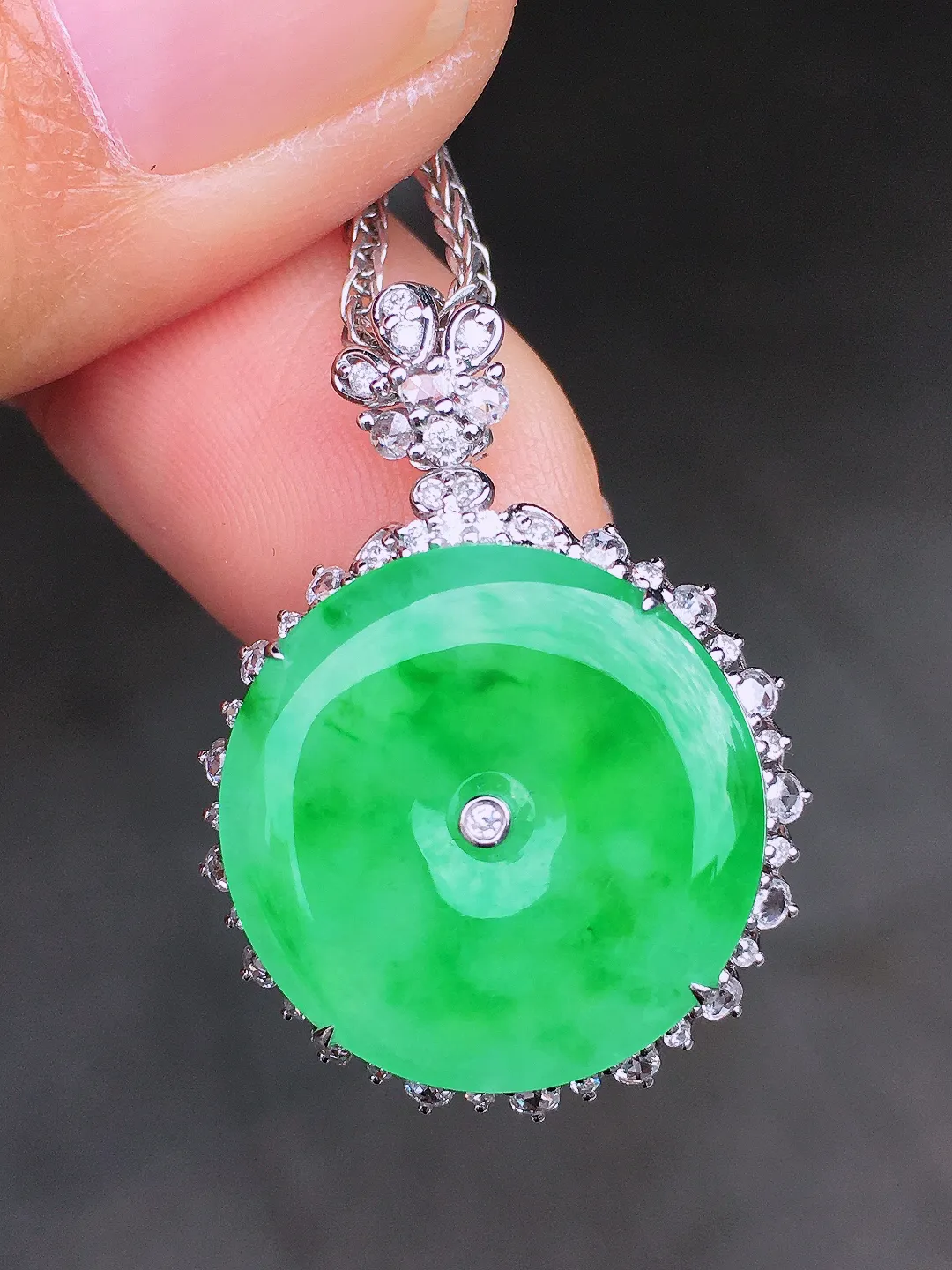 阳绿平安扣吊坠，色泽均匀艳丽，玉质细腻，荧光感超
强，饱满圆润，尽显优雅气质，18k
金豪华镶嵌