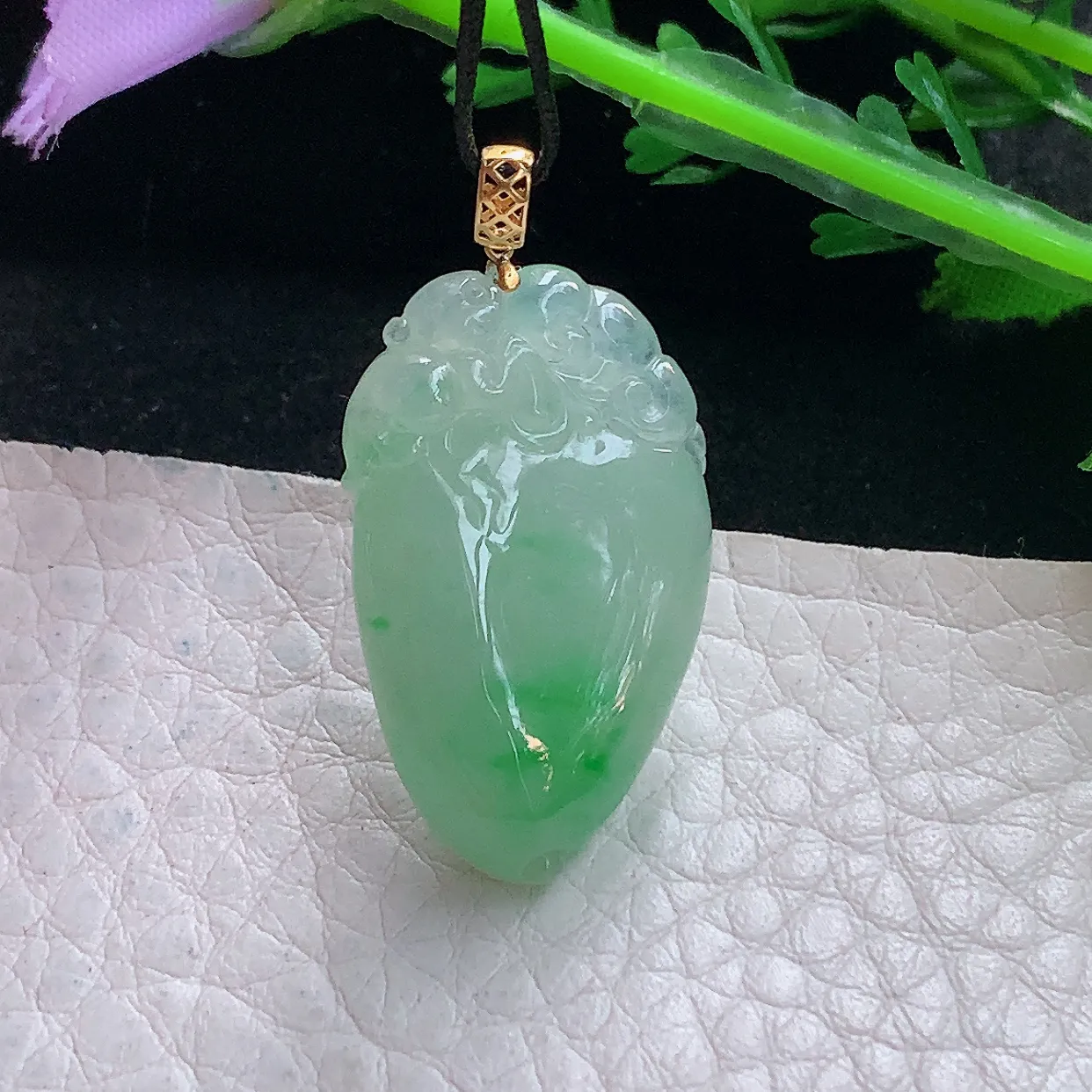 x54自然光27.8*17*6.8精美翡翠a货飘绿福瓜 玉瓜玉吊坠 玉挂件