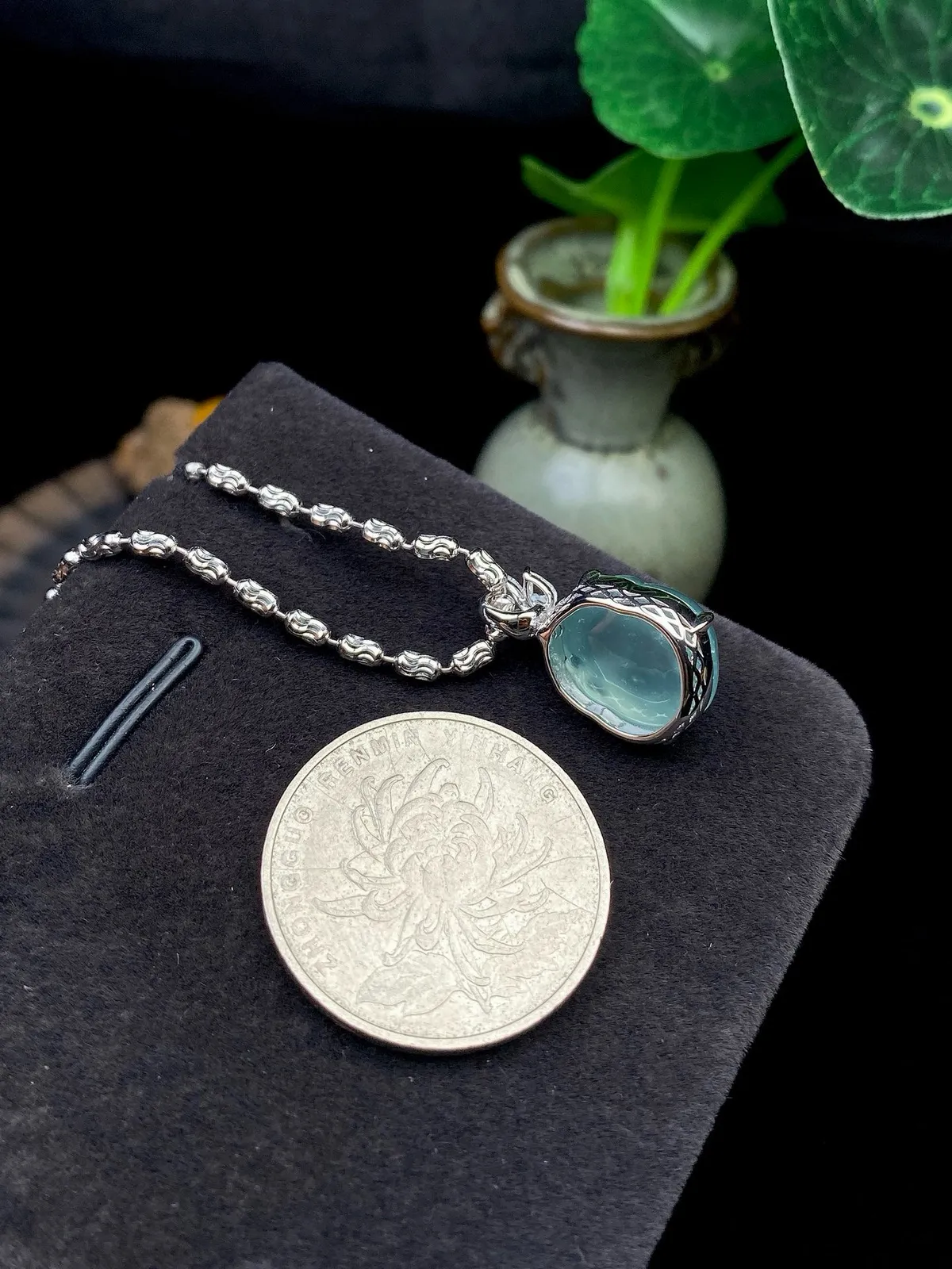 【冰种晴底貔貅吊坠】质地细腻，饱满度很好，晶莹剔透，18k金钻镶嵌，裸石尺寸13.8*12.1*7.3毫米