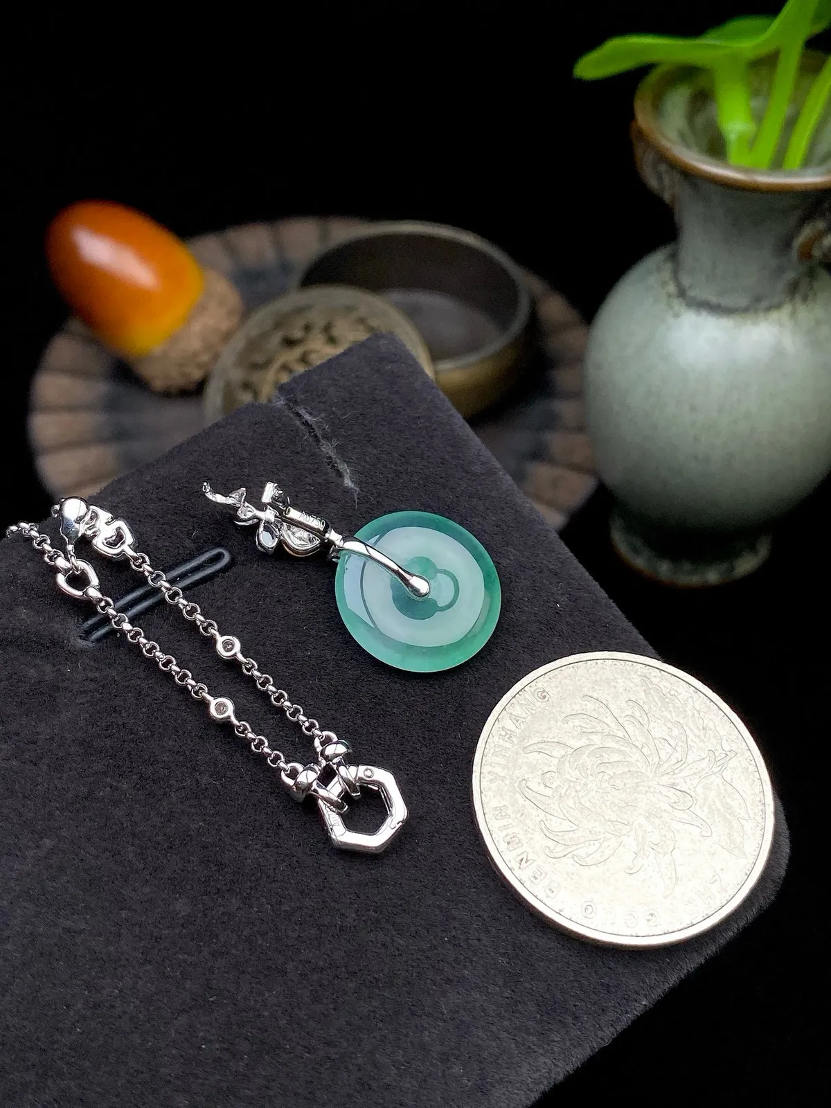 【冰种飘绿平安扣】质地非常细腻，冰润十足，种老冰透，18k金钻镶嵌，裸石尺寸14.5*2.6毫米，收藏品质