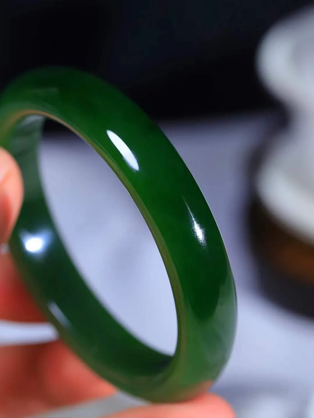 【碧波流转·手镯】

收藏级臻品️和田玉碧玉手镯，玉质细腻温润，手感舒适，️线条流畅，简约大气，美自天成，佩戴于腕间，婉约之美，举手投足间透出那份低调奢华，醉人心扉。
重60.61克 内径圈口59.3mm尺寸13-8.6mm  FDA-131201208