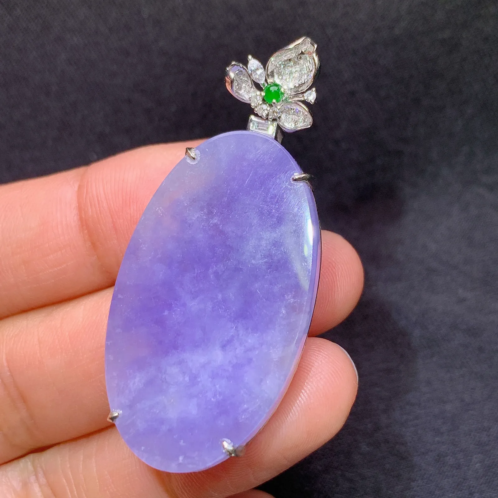 紫罗兰圆牌吊坠，18k金镶嵌，温润细腻，色泽浓郁，种水足，Xu 尺寸46.7*20.5*6.6