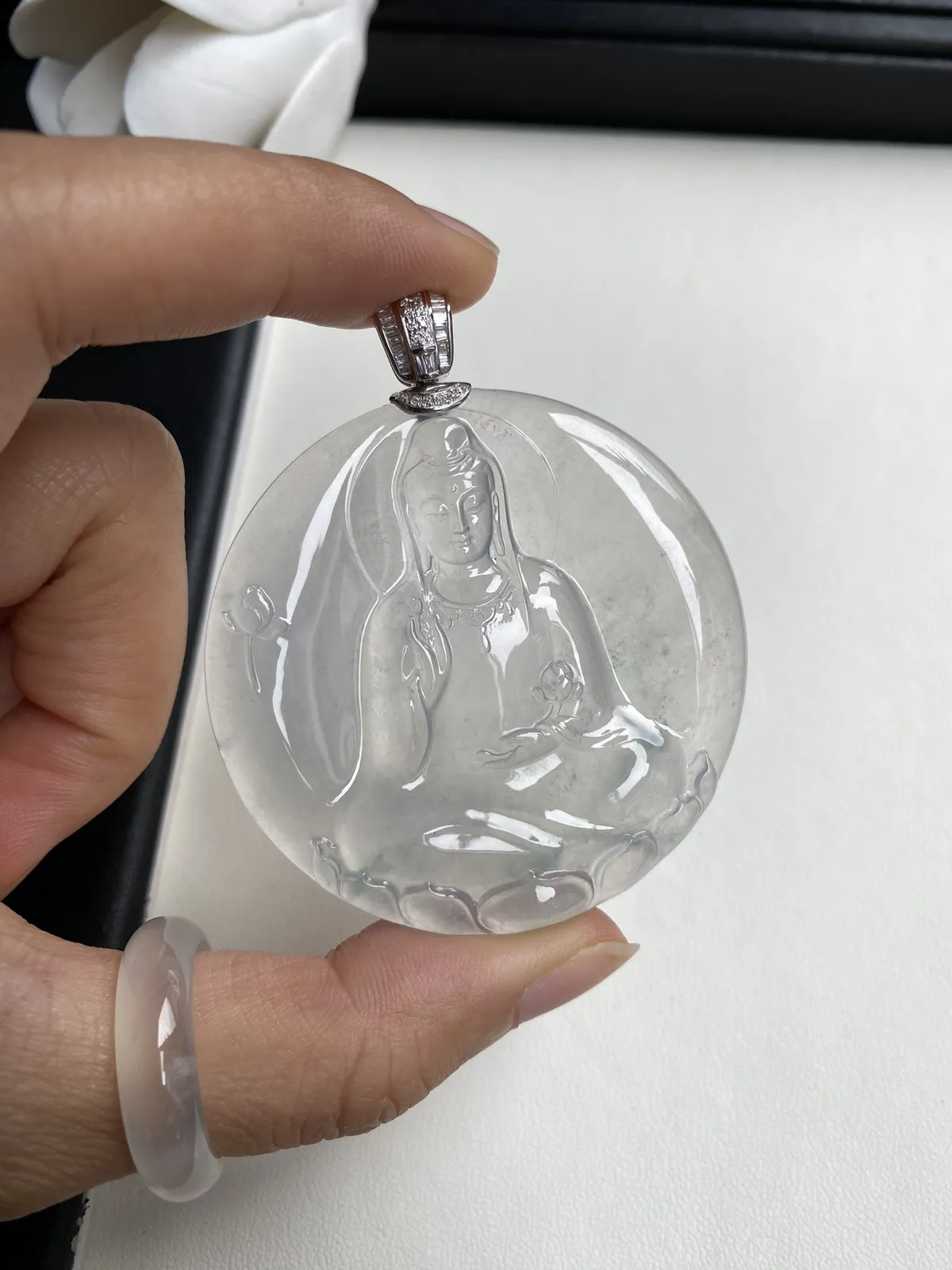 加龙作品-持莲观音，裸石52.4x5.7mm，雕工精湛，水润通透