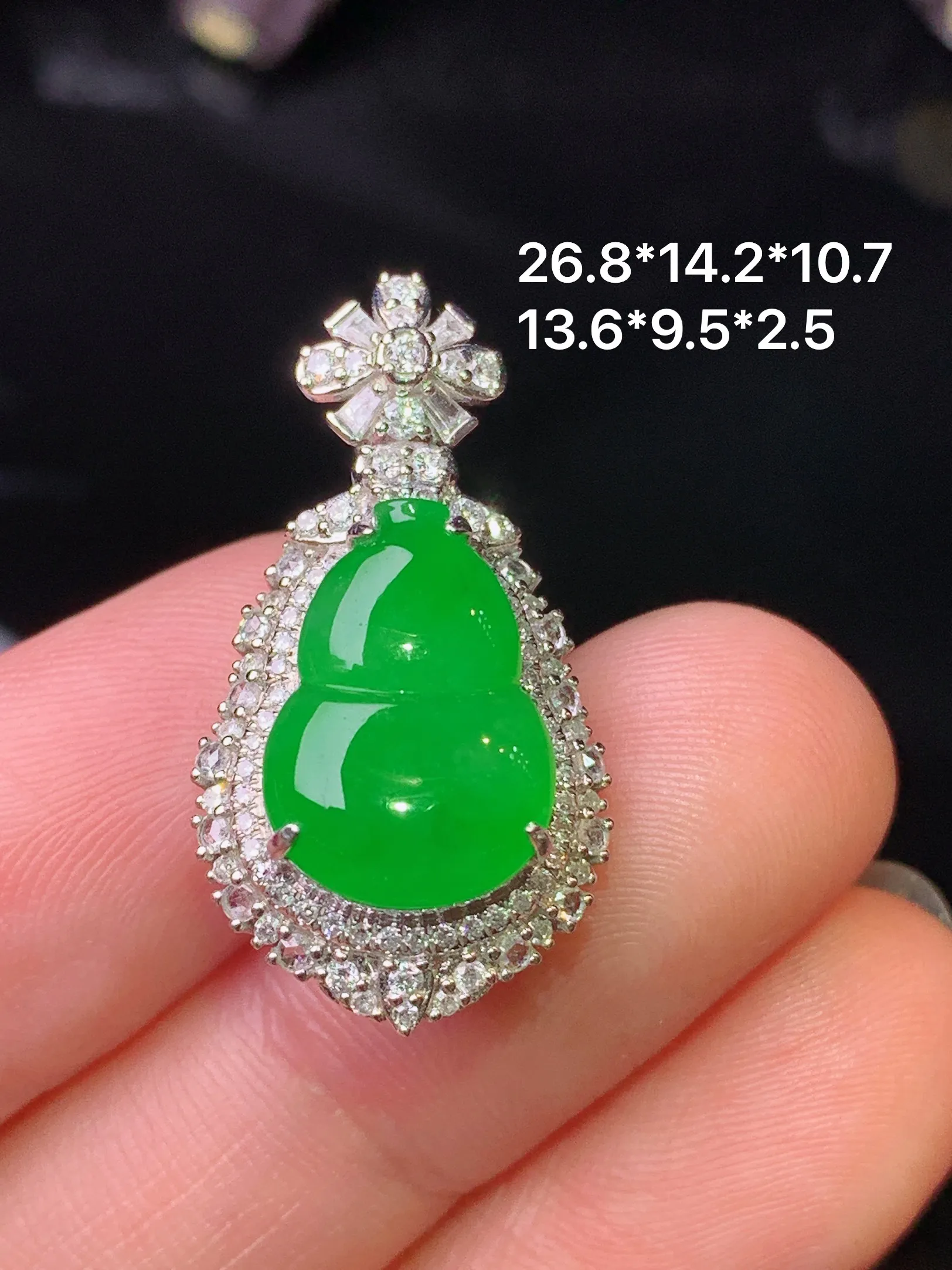 18k金钻镶嵌满绿葫芦吊坠 玉质细腻 水润亮眼 色泽艳丽 整体尺寸26.8*14.2*10.7