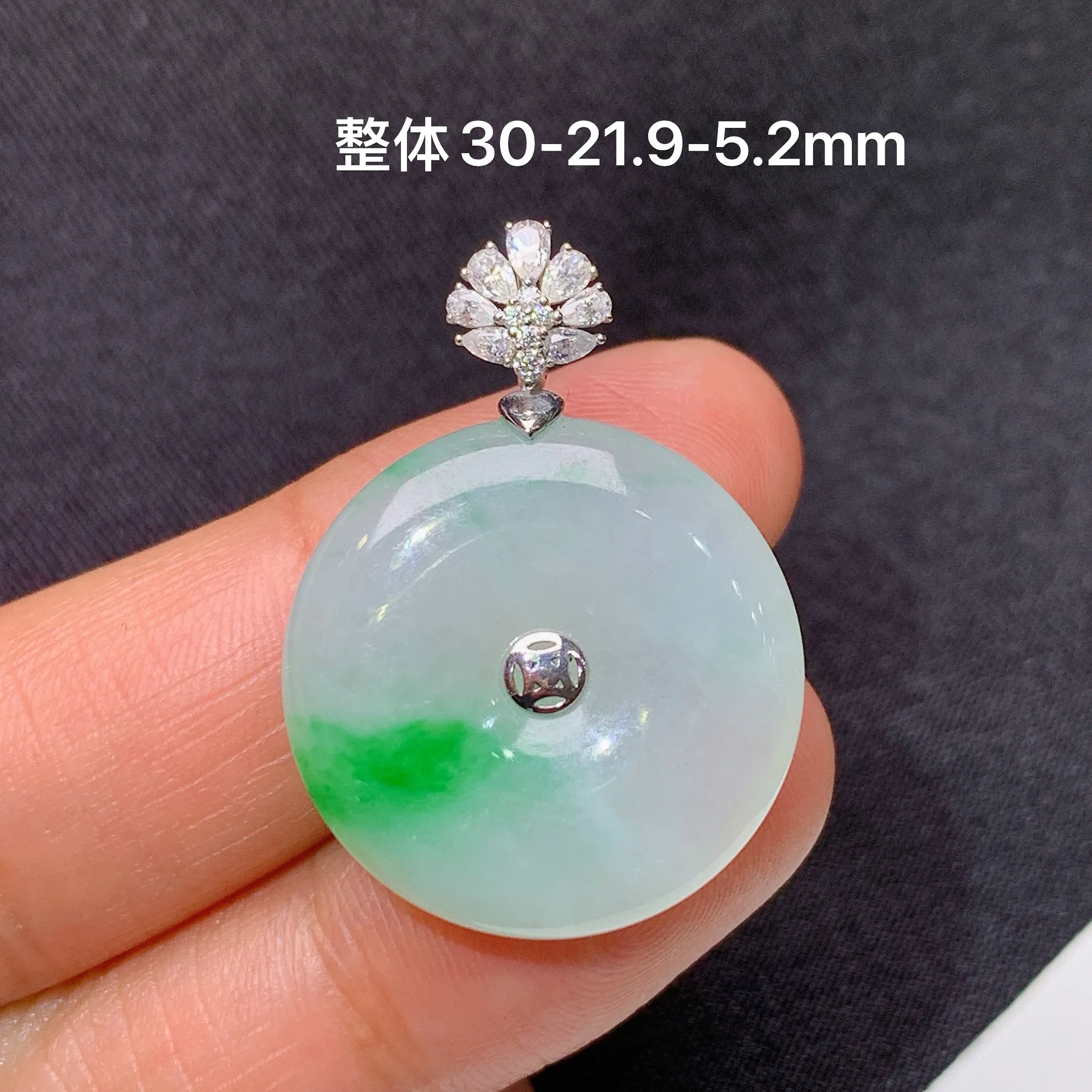 冰飘绿平安扣吊坠，18k金镶嵌，冰润色阳，玉质细腻，种水足，Lu整体尺寸30.2*21.9*5.2